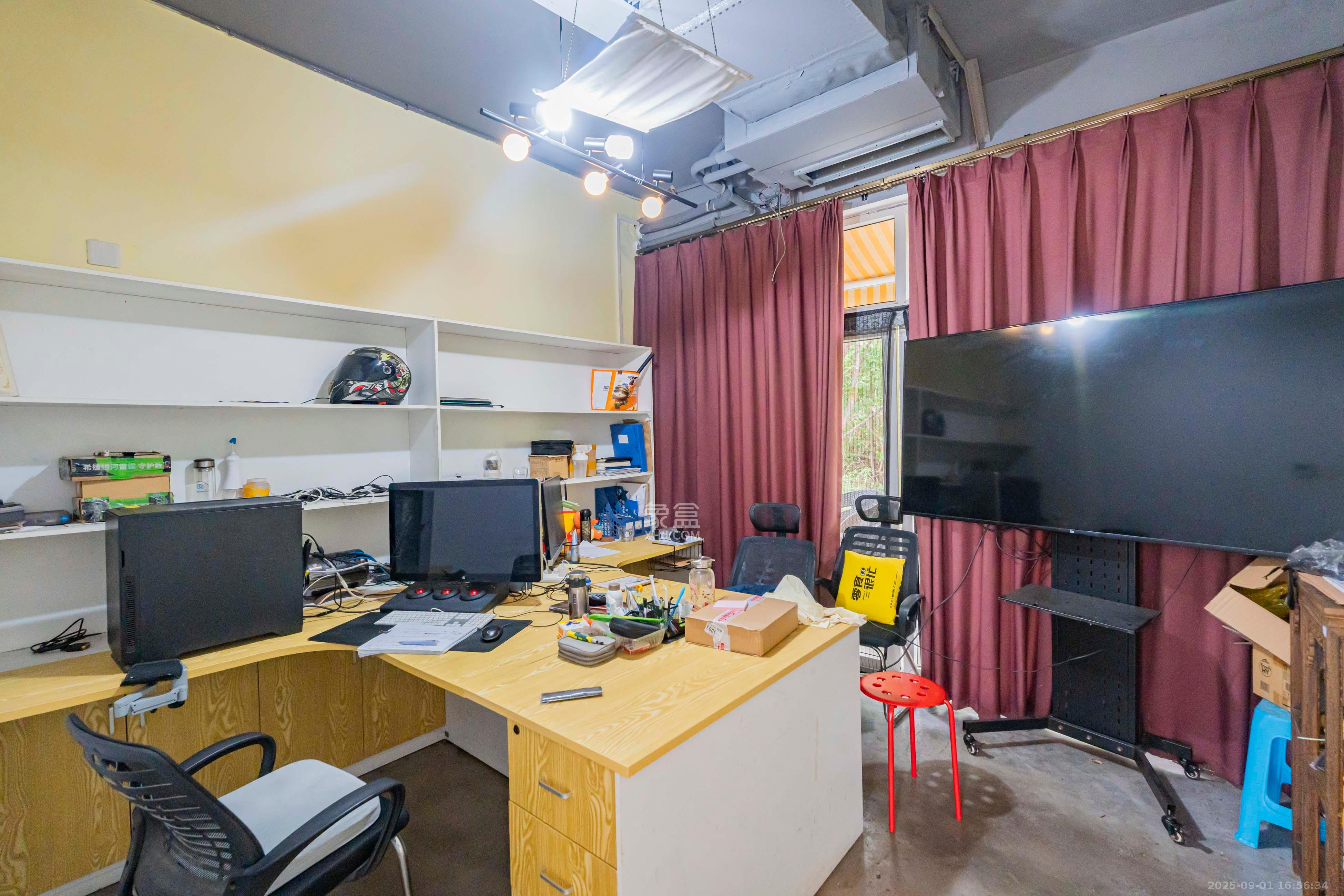 圣爵菲斯  6室3厅1卫    940.0万 圣爵菲斯  6室3厅1卫    940.0万卧室