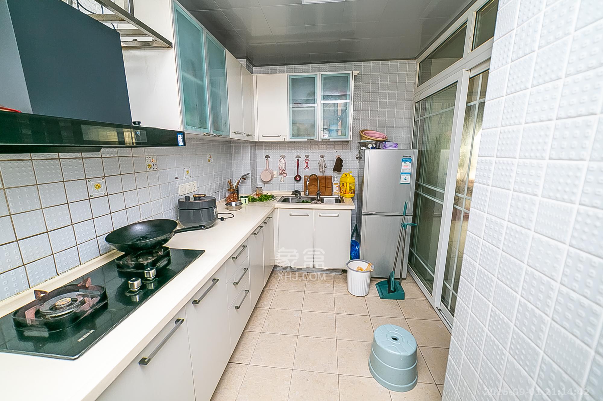 华银园  6室3厅3卫    150.0万厨房