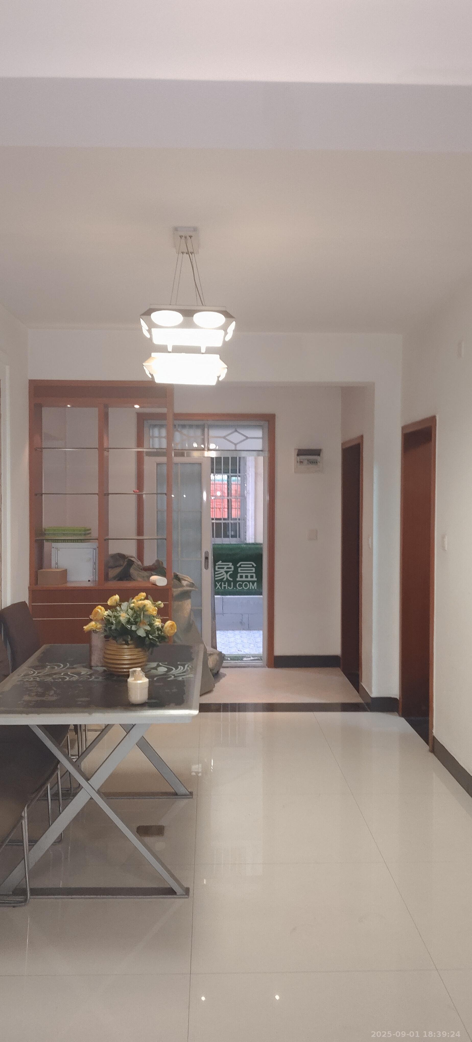 中南汽车世界 2室2厅1卫 1700.0元/月 中南汽车世界 2室2厅1卫 1700.0元/月室内图