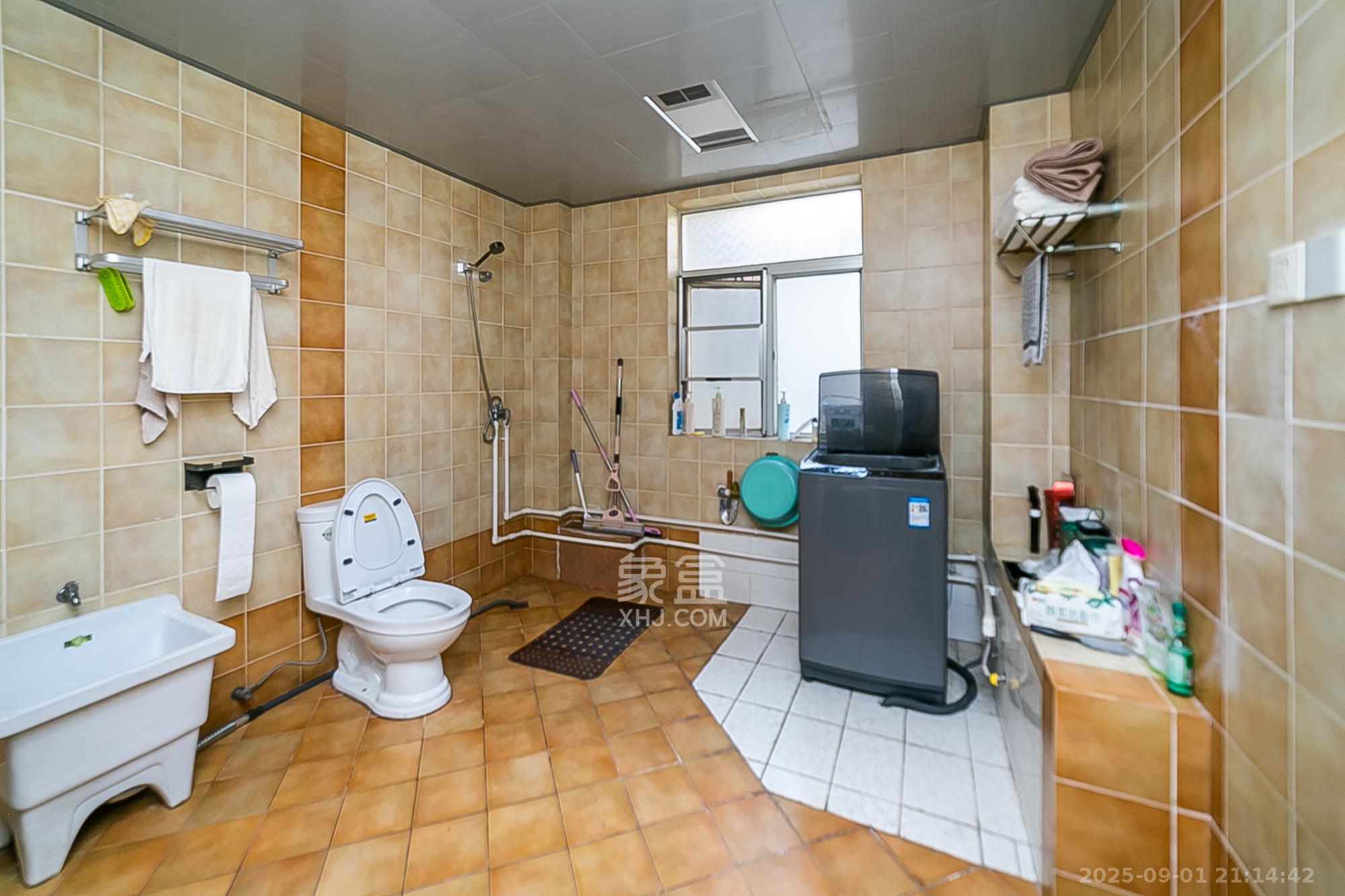 华银园  6室3厅3卫    150.0万卫生间