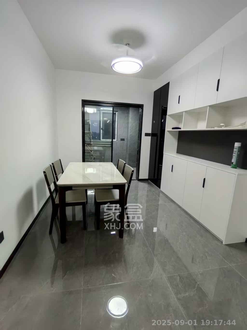 卓越蔚蓝海岸三期  4室2厅2卫    4500.0元/月室内图