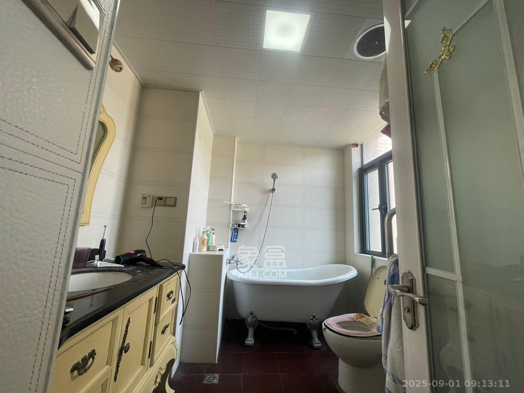 龙湾国际别墅  4室2厅3卫    7500.0元/月室内图