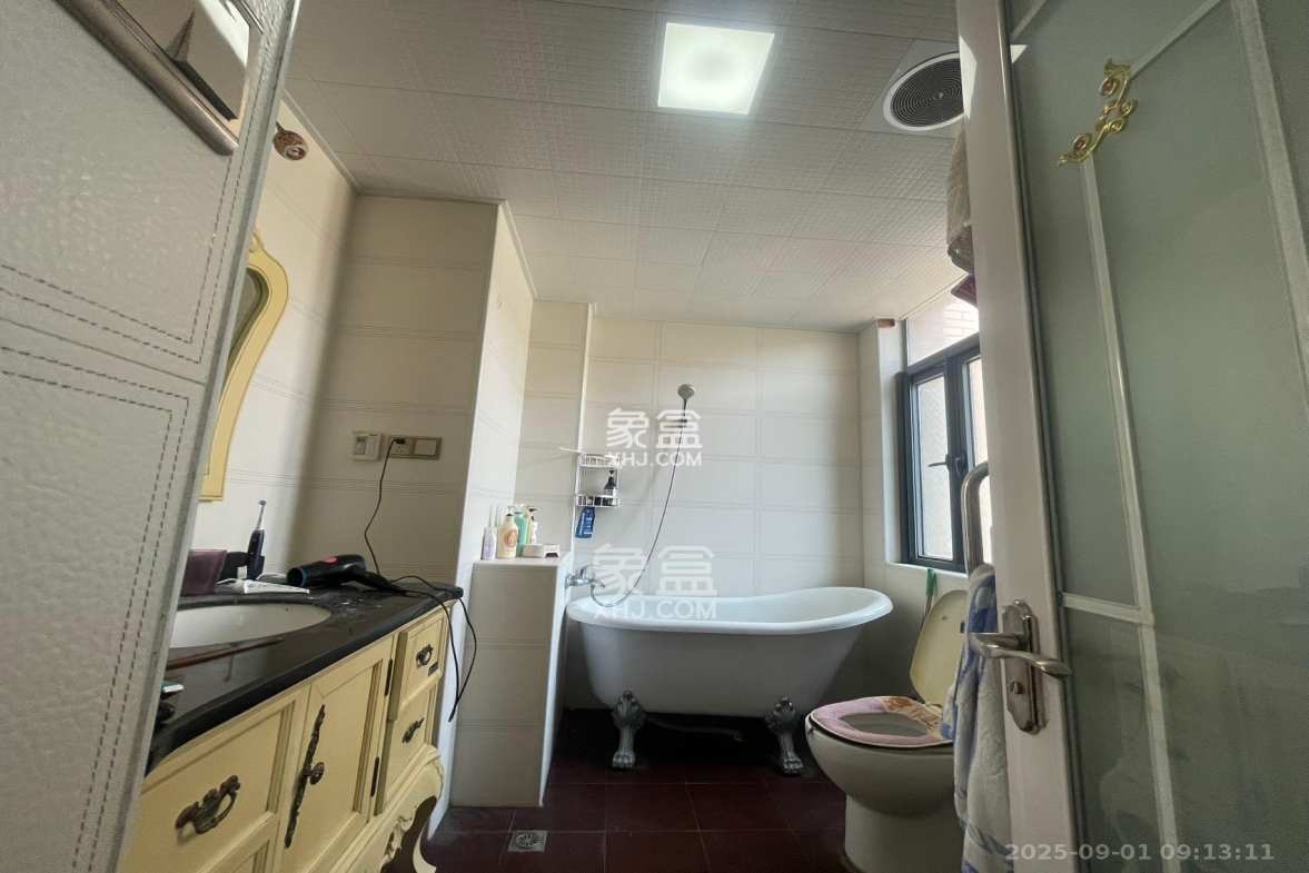 龙湾国际别墅  4室2厅3卫    7500.0元/月 龙湾国际别墅  4室2厅3卫    7500.0元/月室内图