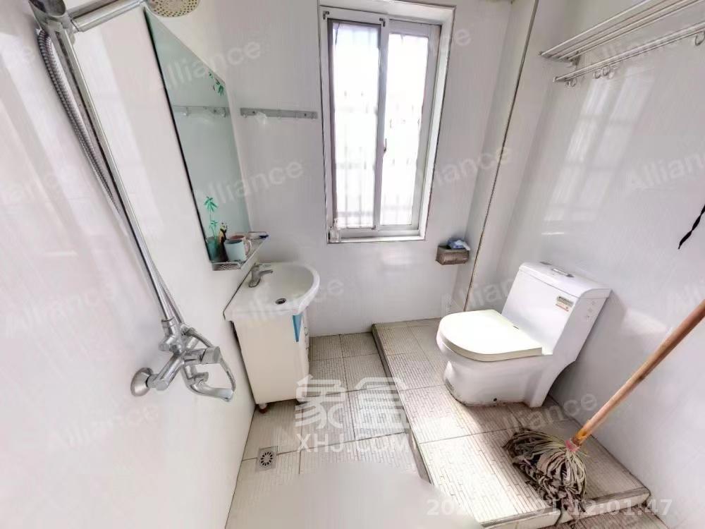 理工大学职工单位房青年汇 3室2厅2卫 2200.0元/月 理工大学职工单位房青年汇 3室2厅2卫 2200.0元/月室内图