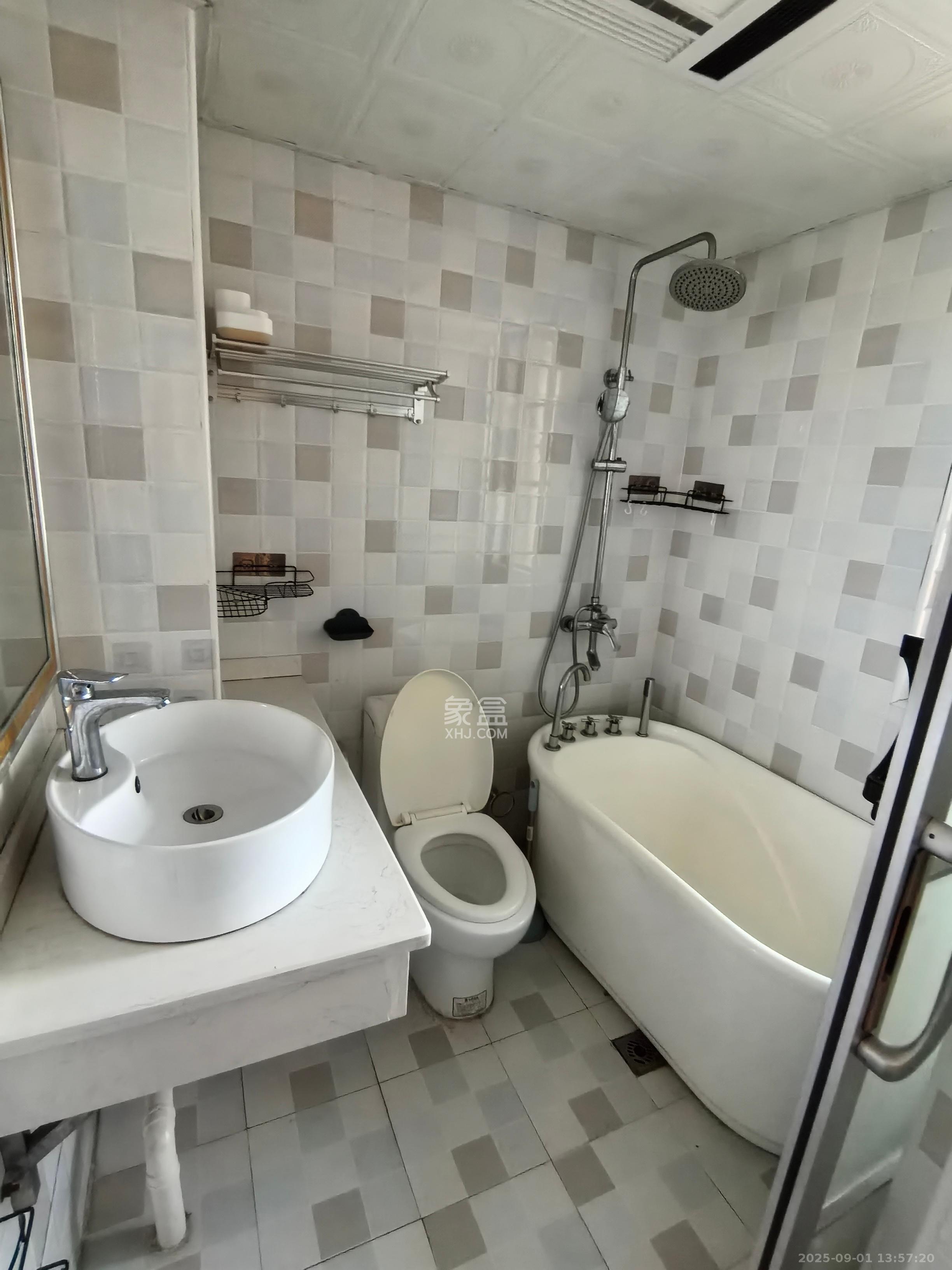 华润置地广场一期  3室2厅2卫    2200.0元/月 华润置地广场一期  3室2厅2卫    2200.0元/月室内图