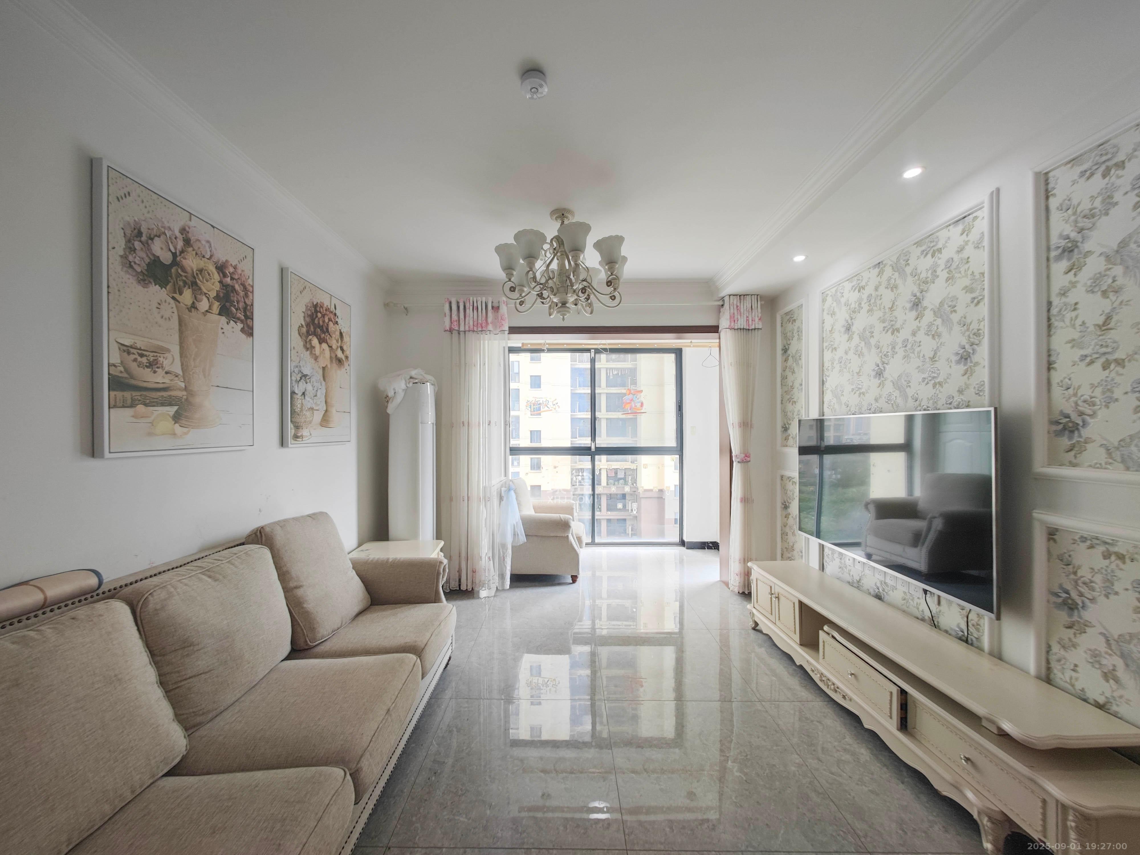 蓝光幸福满庭  3室2厅1卫    83.0万 蓝光幸福满庭  3室2厅1卫    83.0万客厅