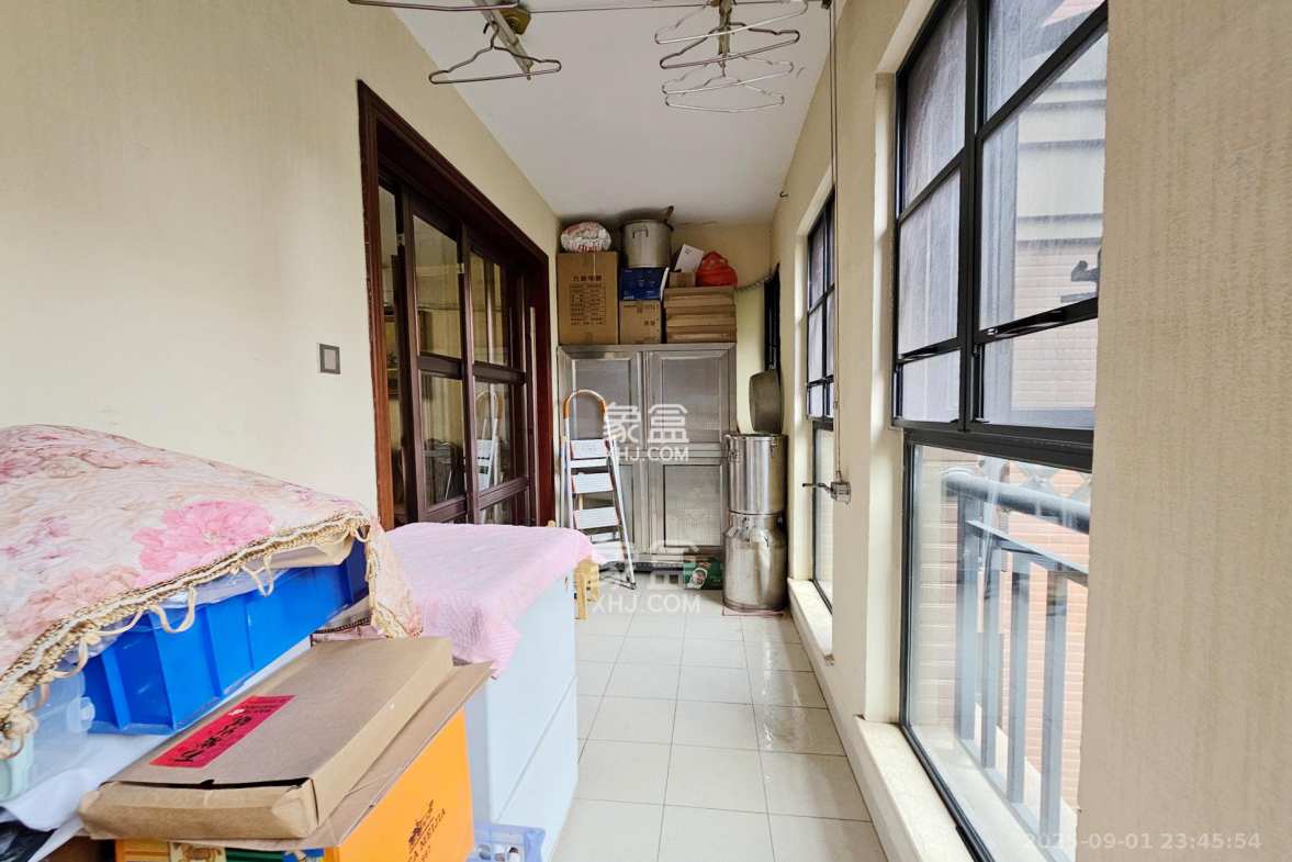 中隆国际御玺 4室2厅2卫 235.5万 中隆国际御玺 4室2厅2卫 235.5万阳台