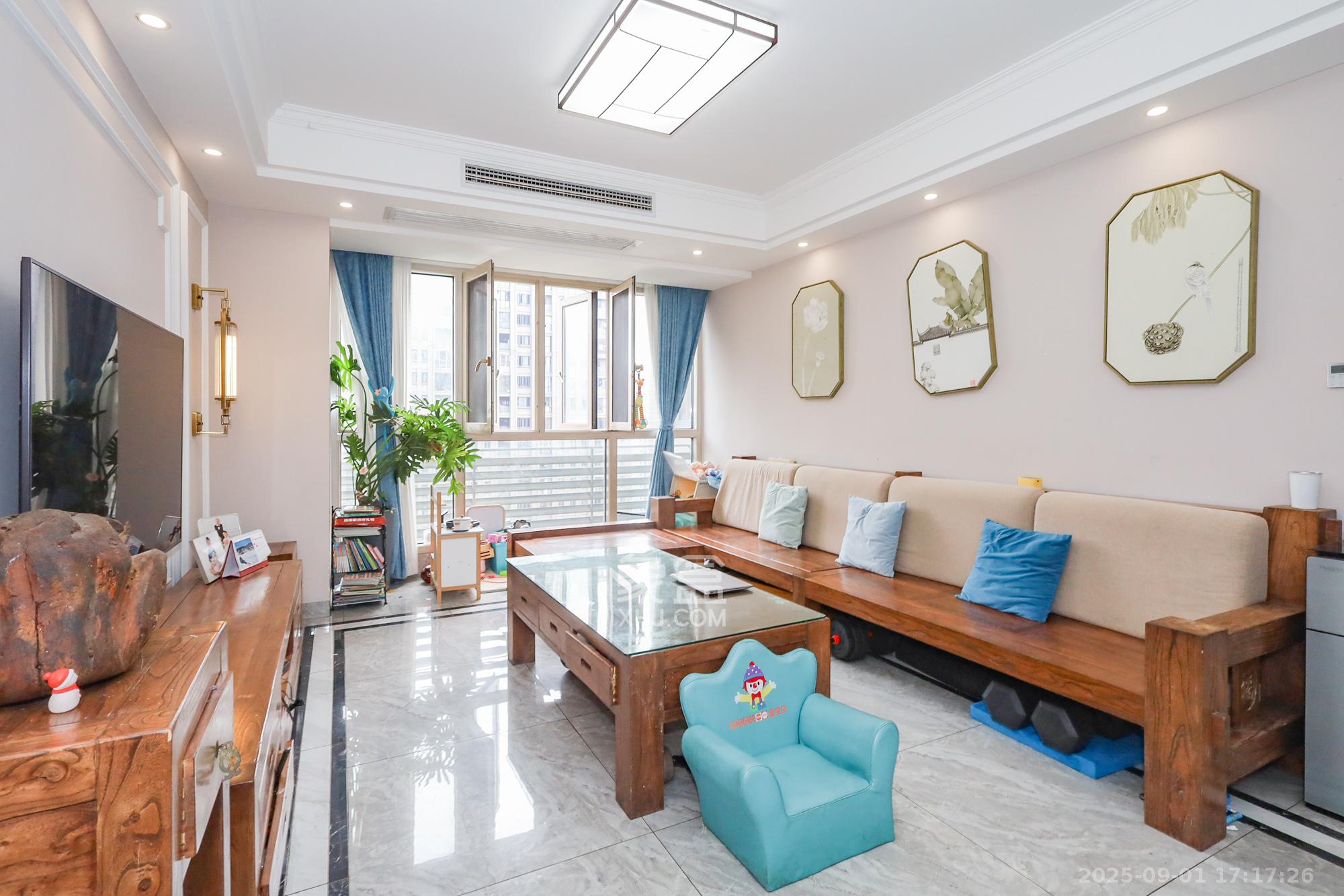 八方小区C区  3室2厅2卫    338.0万客厅