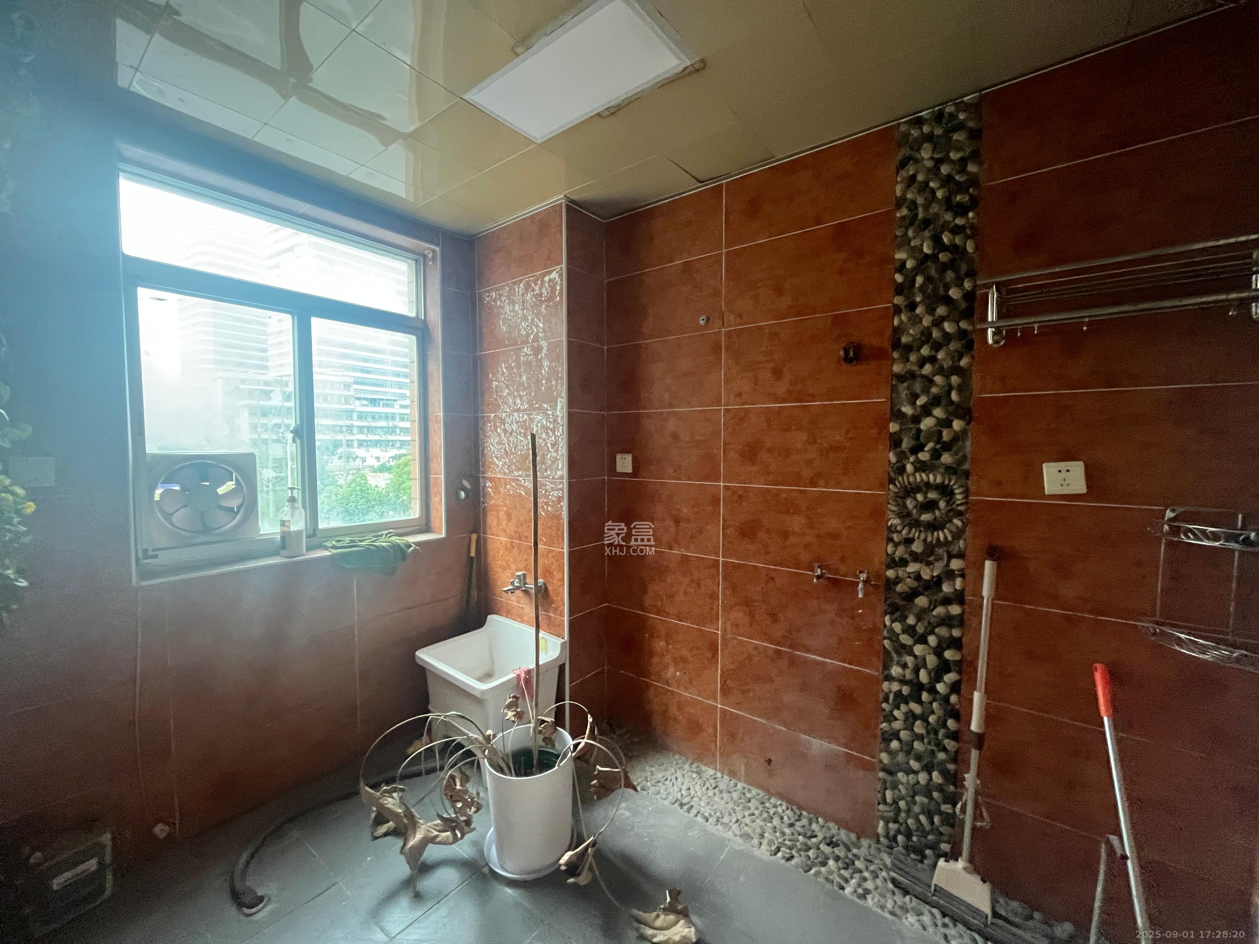 金秋小区 3室2厅1卫 2600.0元/月 金秋小区 3室2厅1卫 2600.0元/月室内图