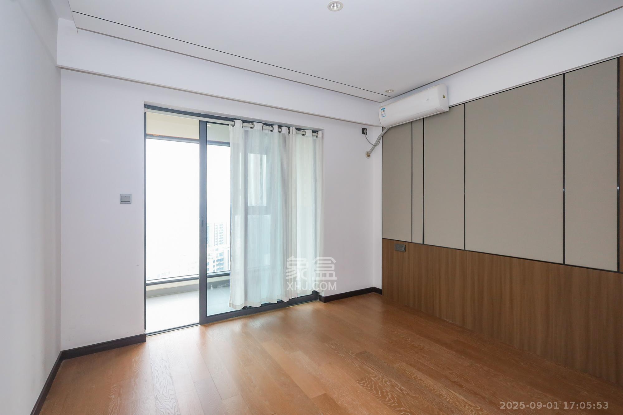 卓越中寰 4室2厅2卫 225.0万 卓越中寰 4室2厅2卫 225.0万卧室