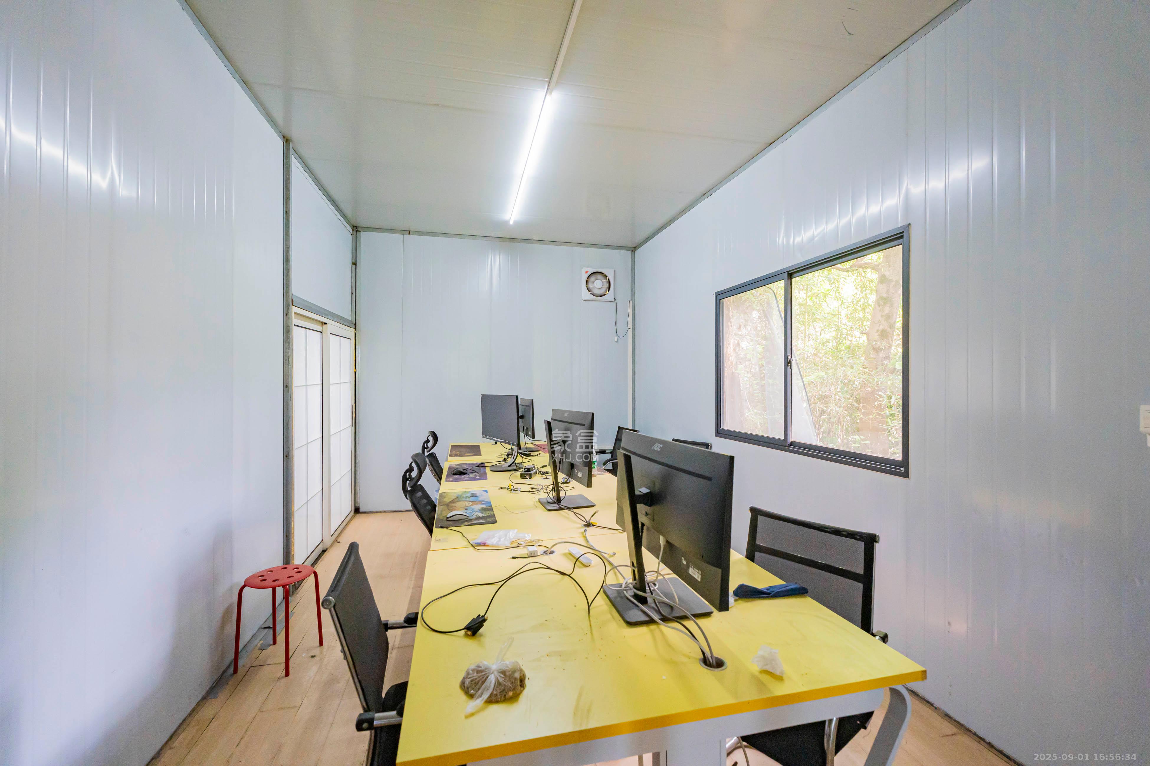 圣爵菲斯  6室3厅1卫    940.0万 圣爵菲斯  6室3厅1卫    940.0万卧室