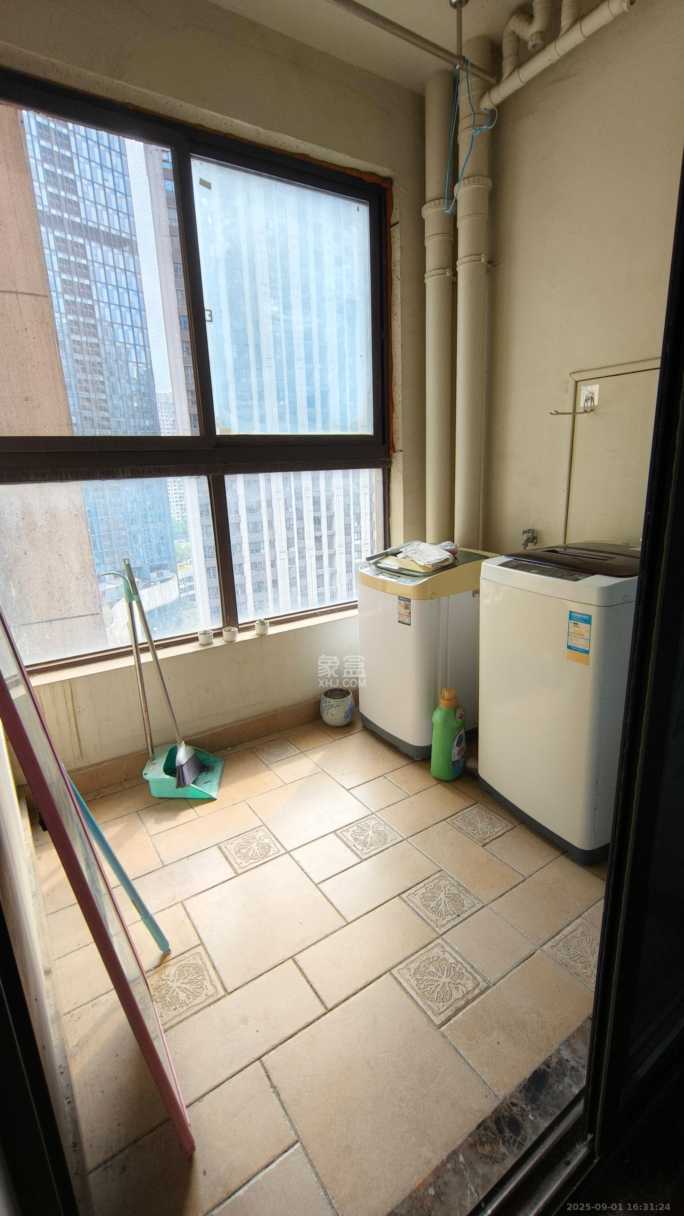 绿地中央广场  3室2厅1卫    2500.0元/月室内图