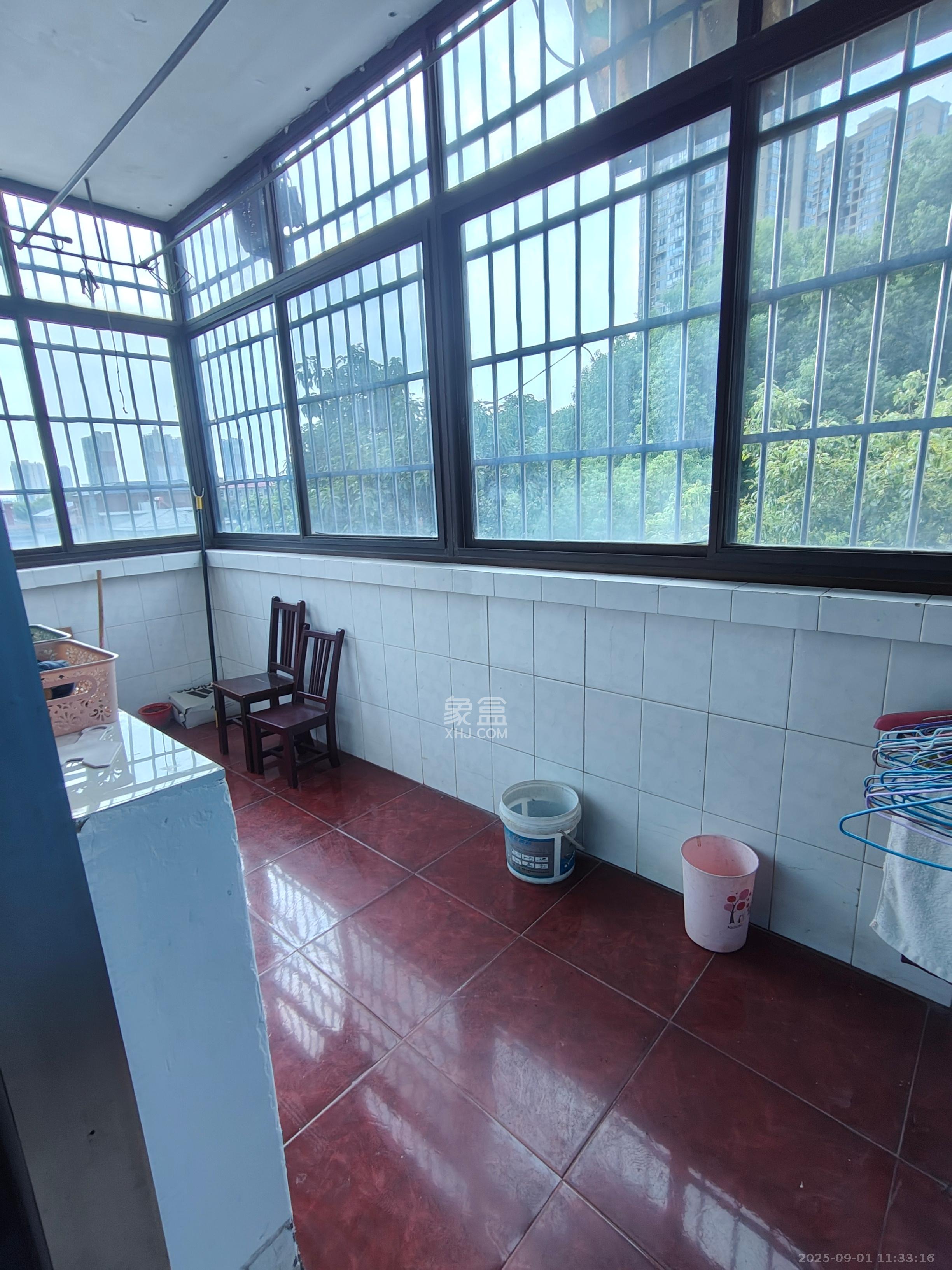 中建五局信和苑三区 2室1厅1卫 1100.0元/月 中建五局信和苑三区 2室1厅1卫 1100.0元/月室内图