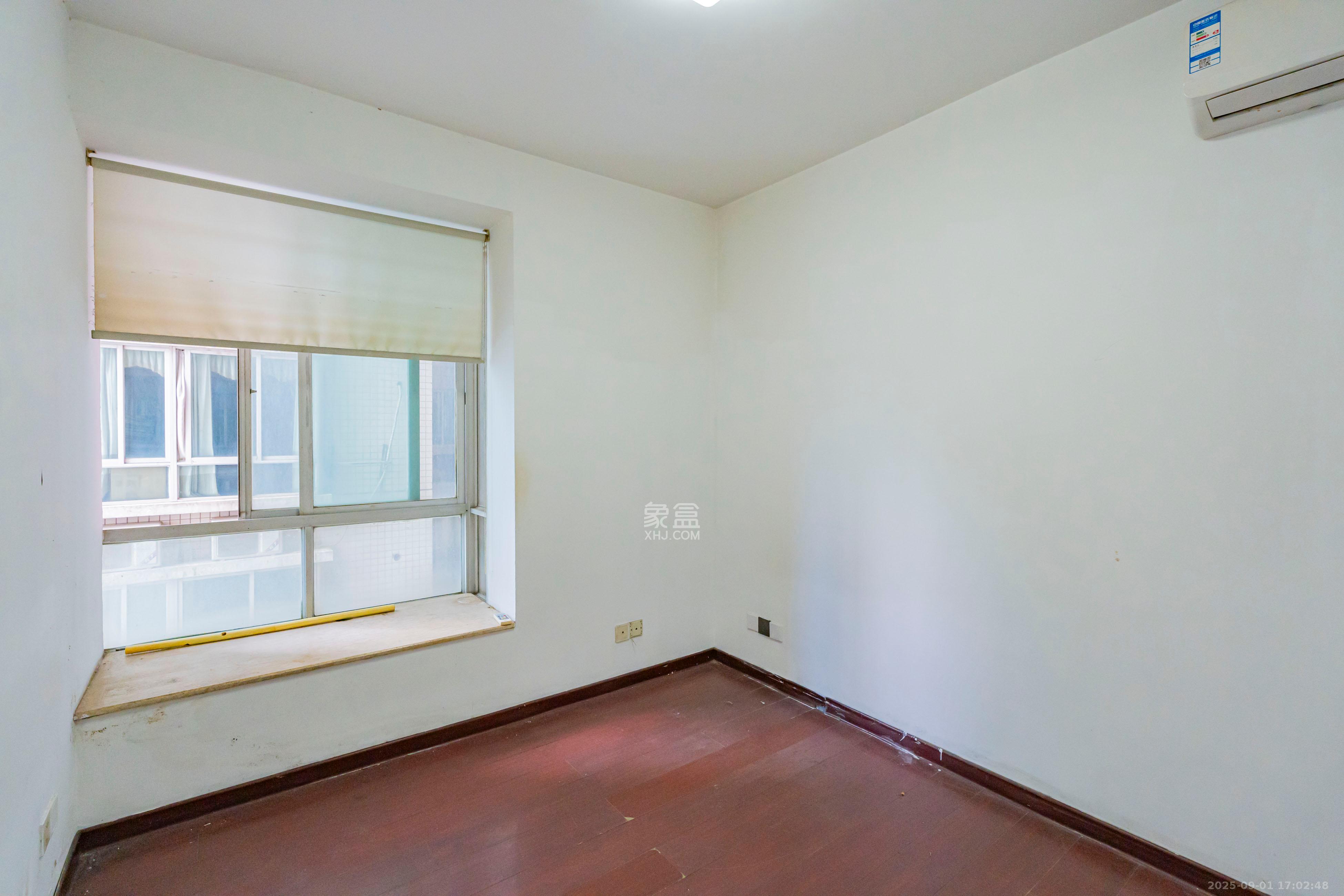 湖南财富中心  3室2厅2卫    130.0万卧室