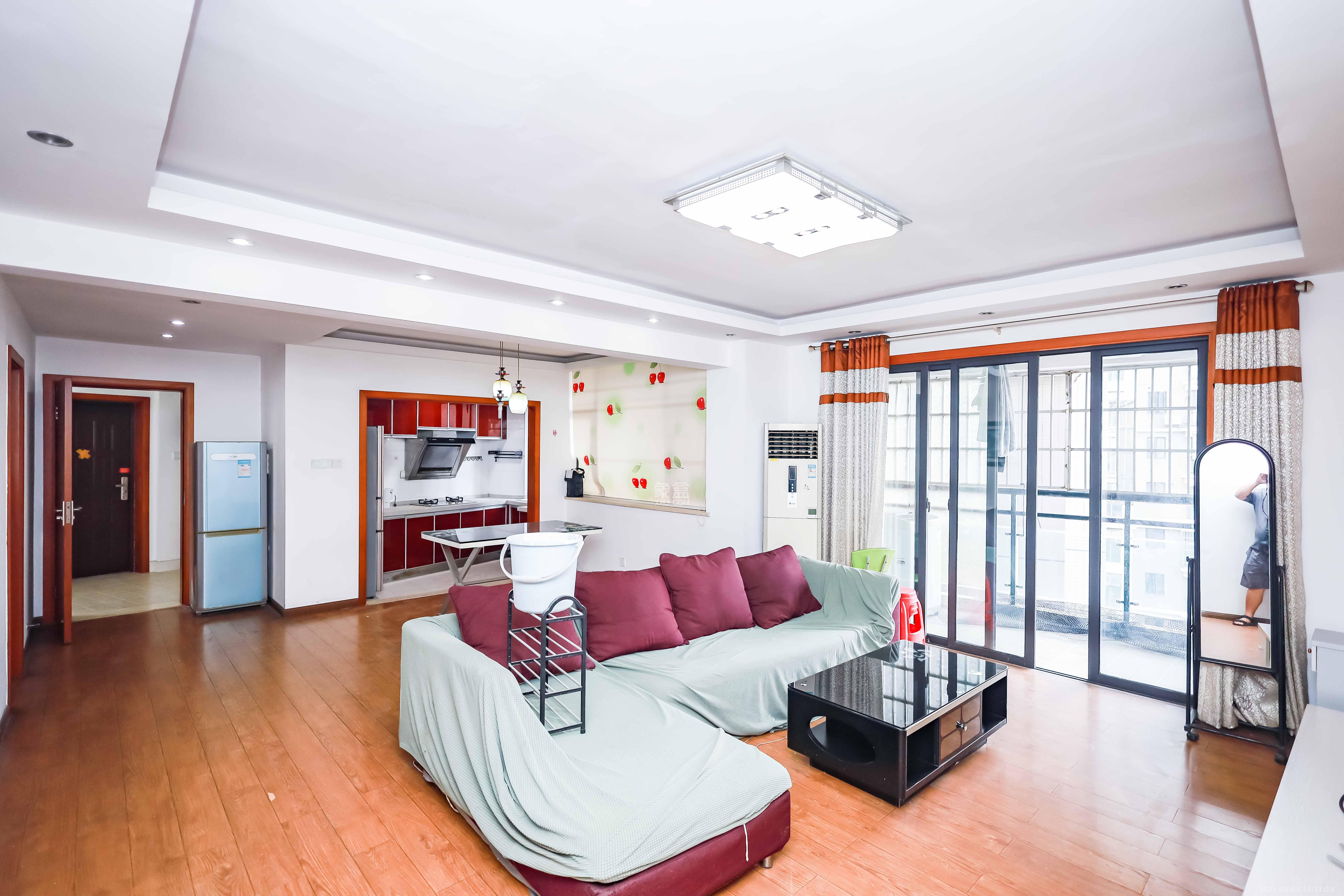 西城龙庭  4室2厅1卫    130.0万客厅