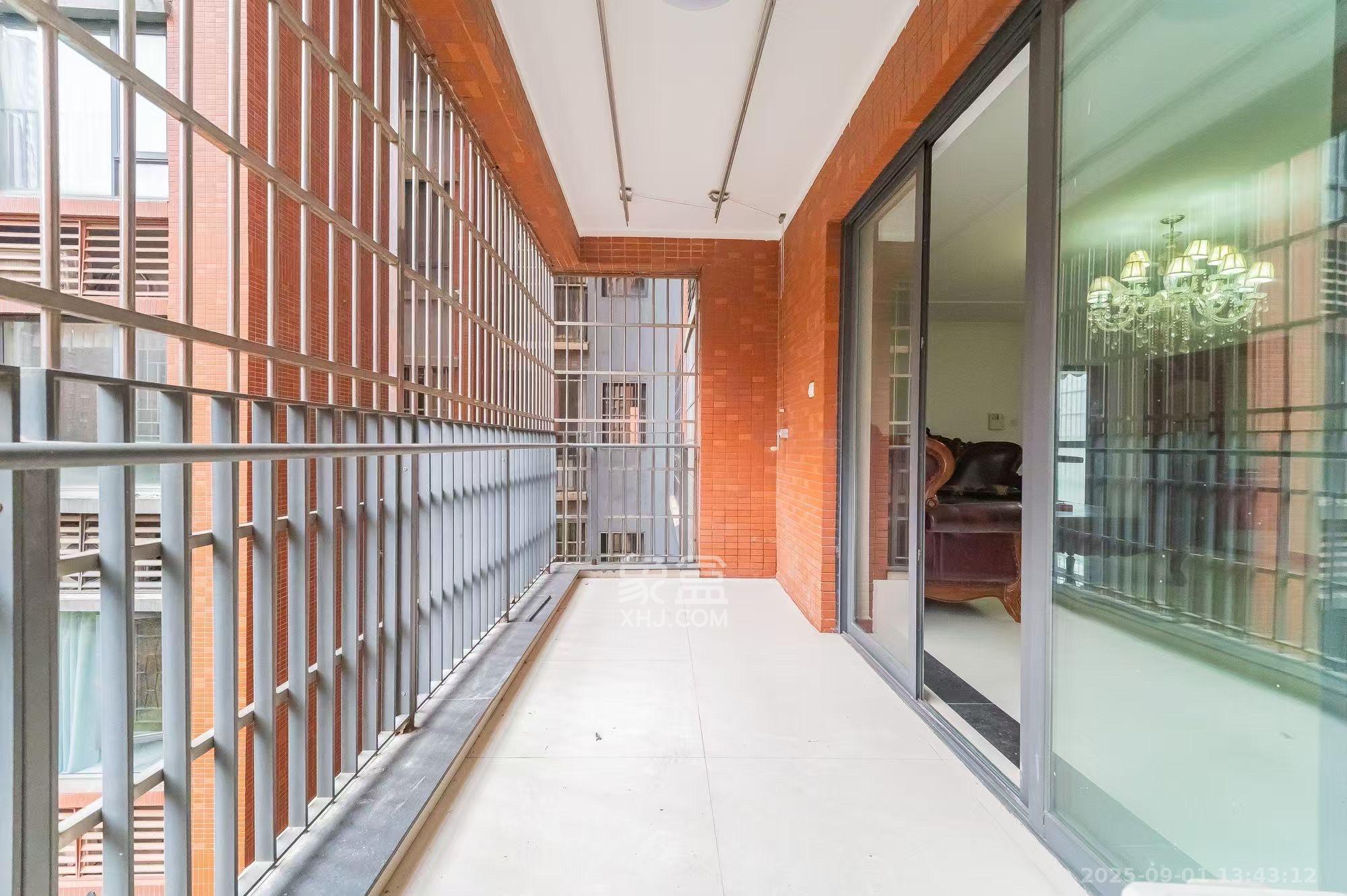 华润凤凰城二期  5室2厅2卫    3200.0元/月 华润凤凰城二期  5室2厅2卫    3200.0元/月室内图