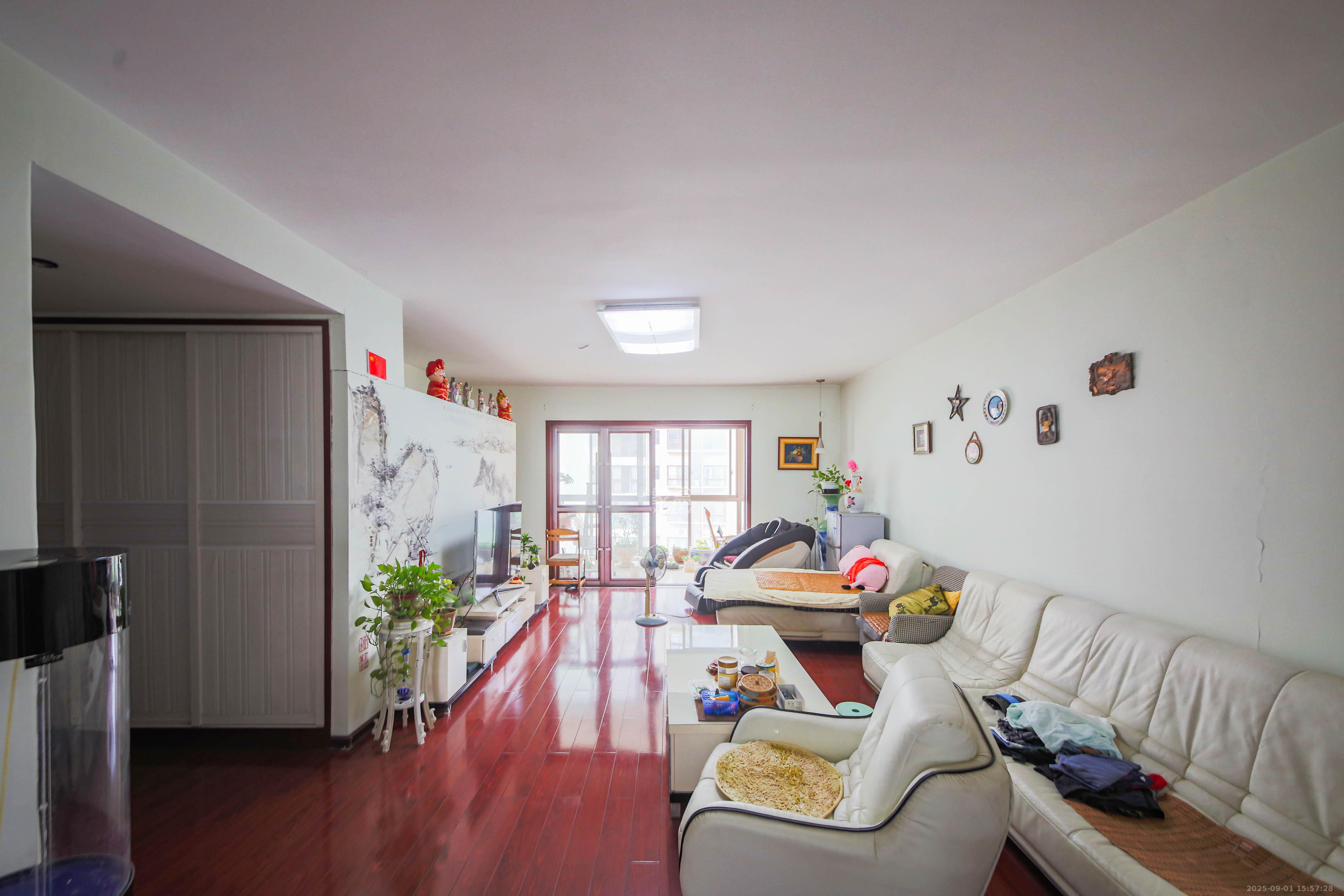 银杏嘉园 5室2厅2卫 233.8万 银杏嘉园 5室2厅2卫 233.8万客厅