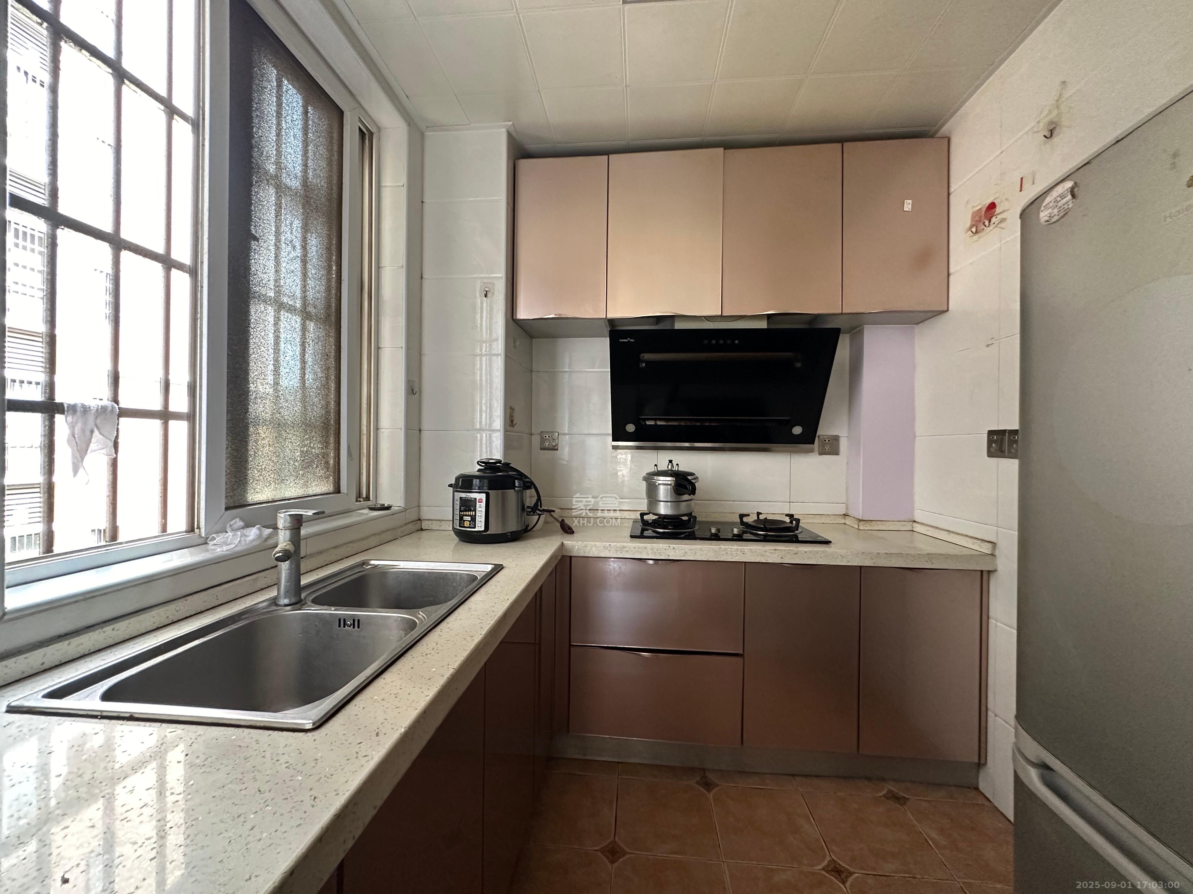 楚天世纪城西苑  2室2厅1卫    1800.0元/月 楚天世纪城西苑  2室2厅1卫    1800.0元/月室内图1