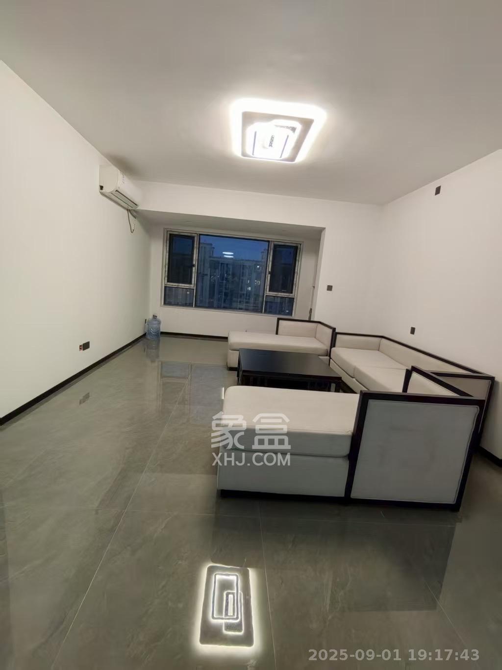 卓越蔚蓝海岸三期  4室2厅2卫    4500.0元/月