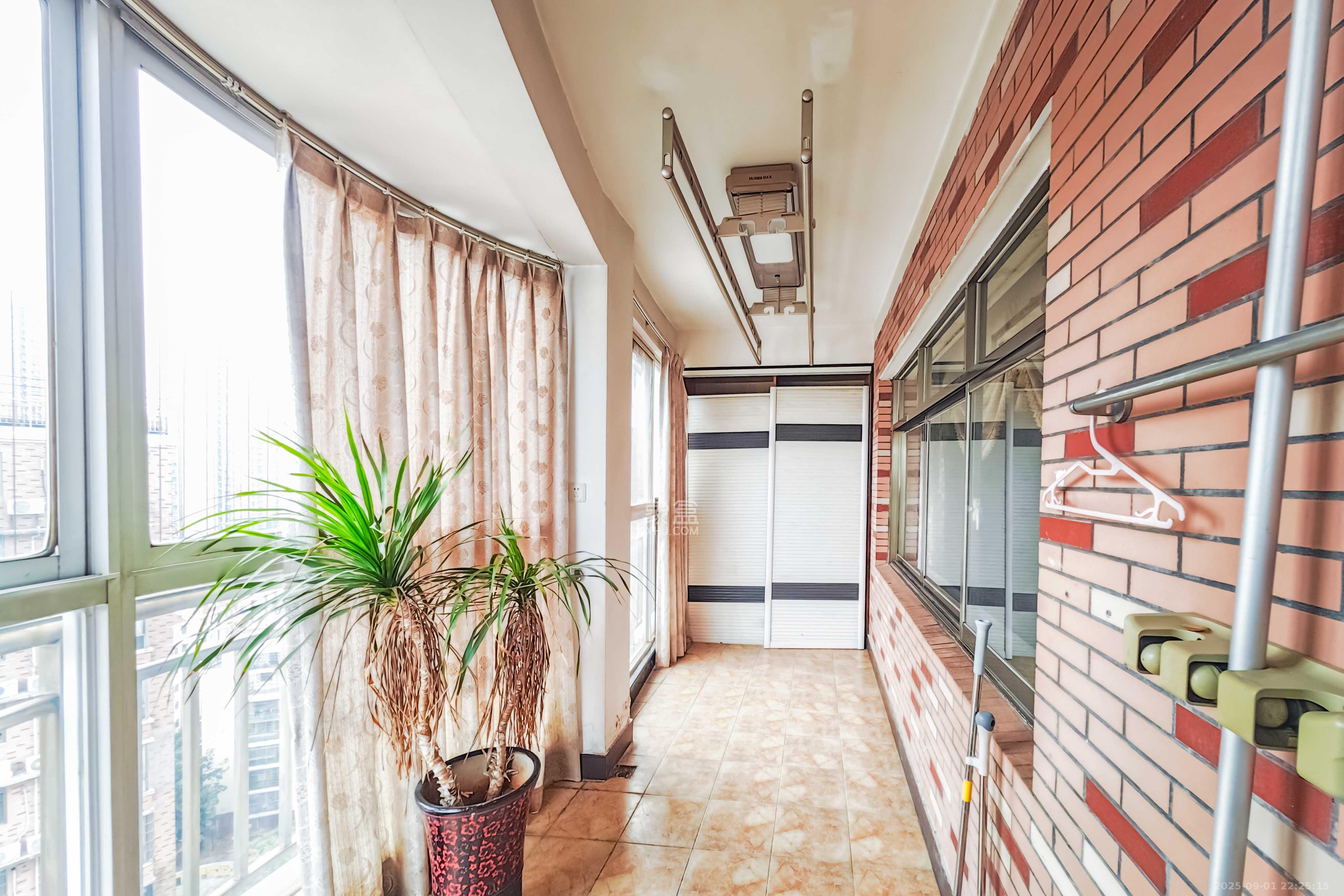 新星小区  5室2厅2卫   266.00万阳台