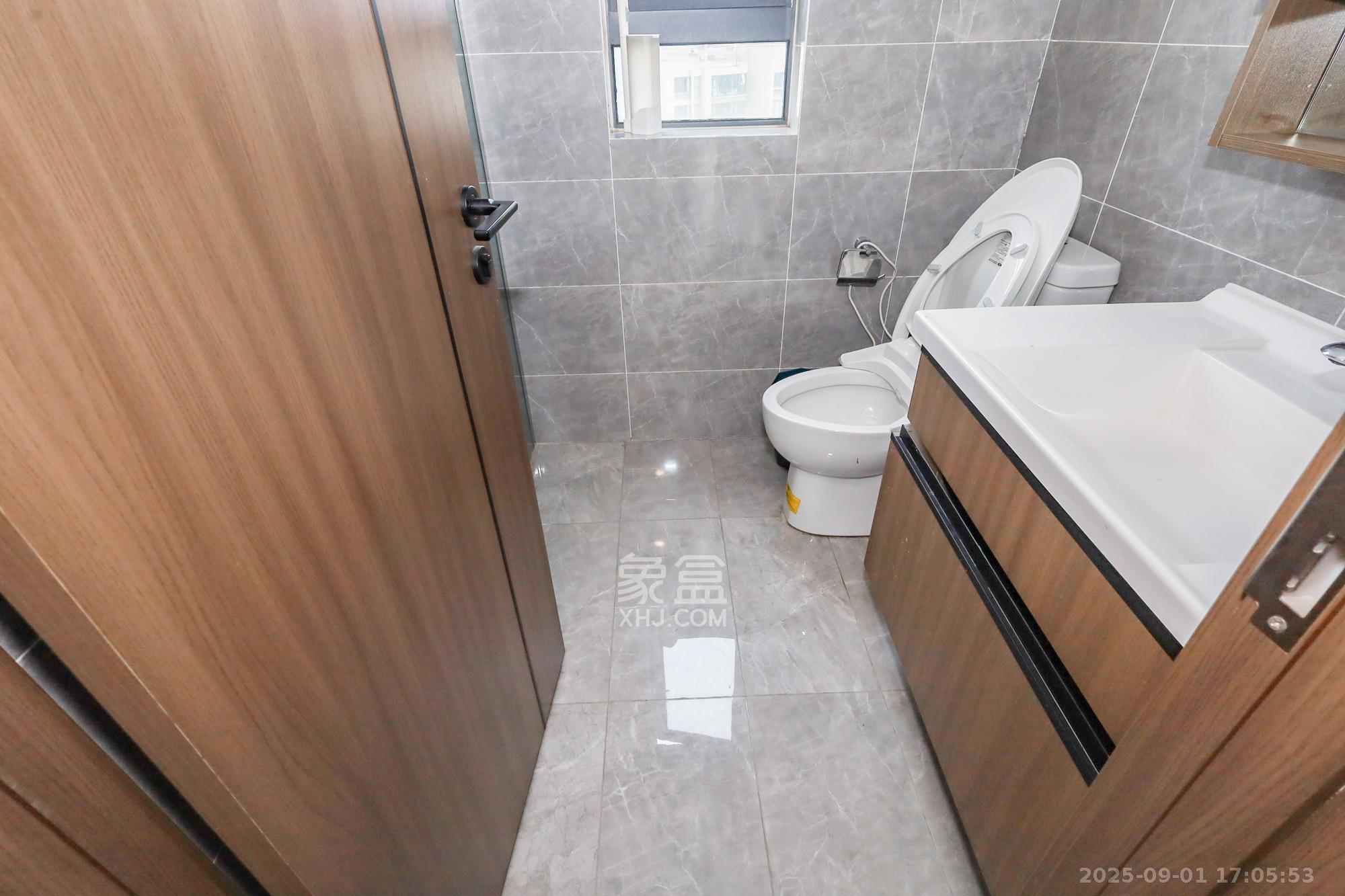 卓越中寰 4室2厅2卫 225.0万 卓越中寰 4室2厅2卫 225.0万卫生间