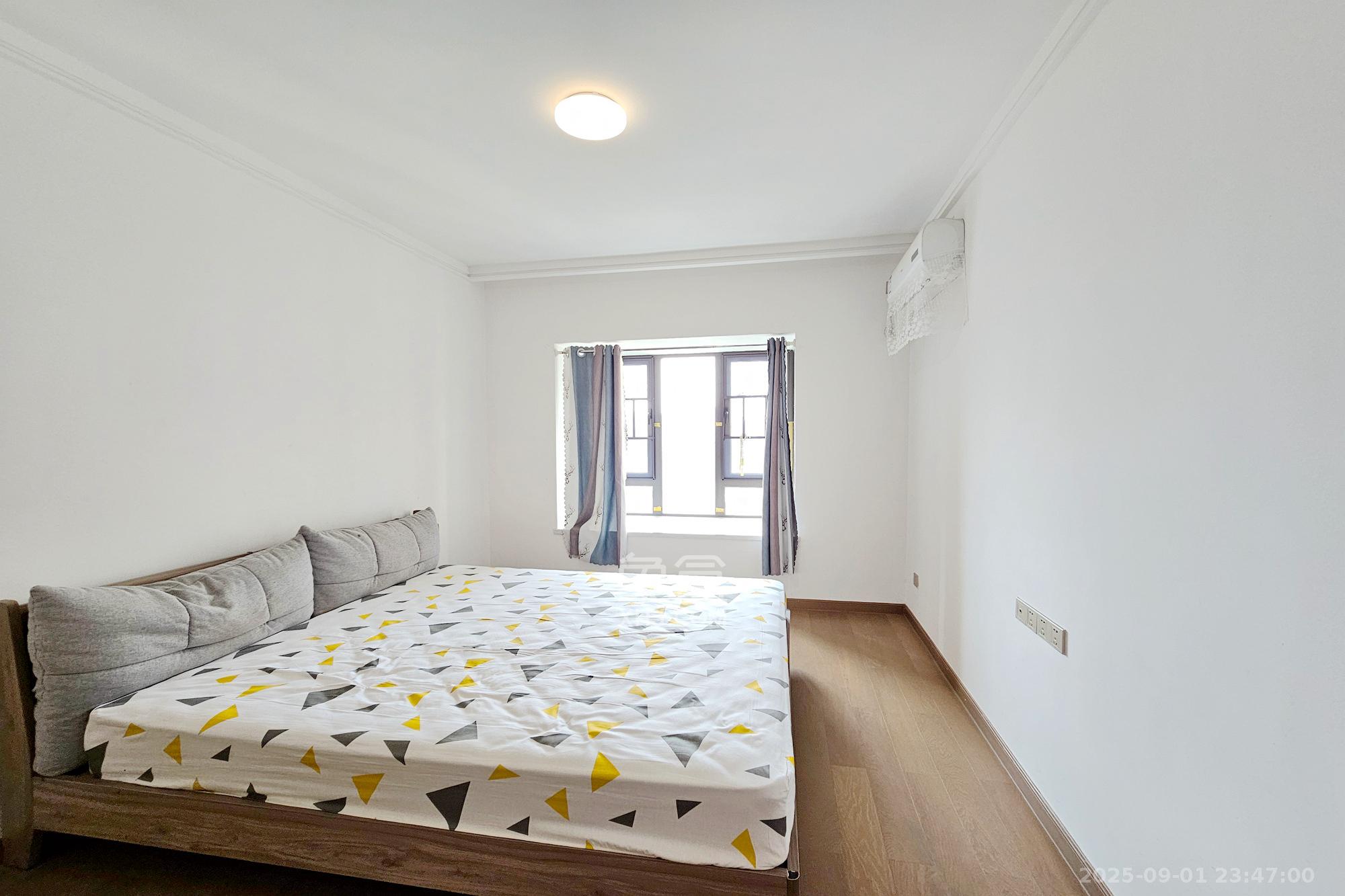 阳光城尚东湾蓝莓苑  4室2厅2卫    130.0万 阳光城尚东湾蓝莓苑  4室2厅2卫    130.0万卧室