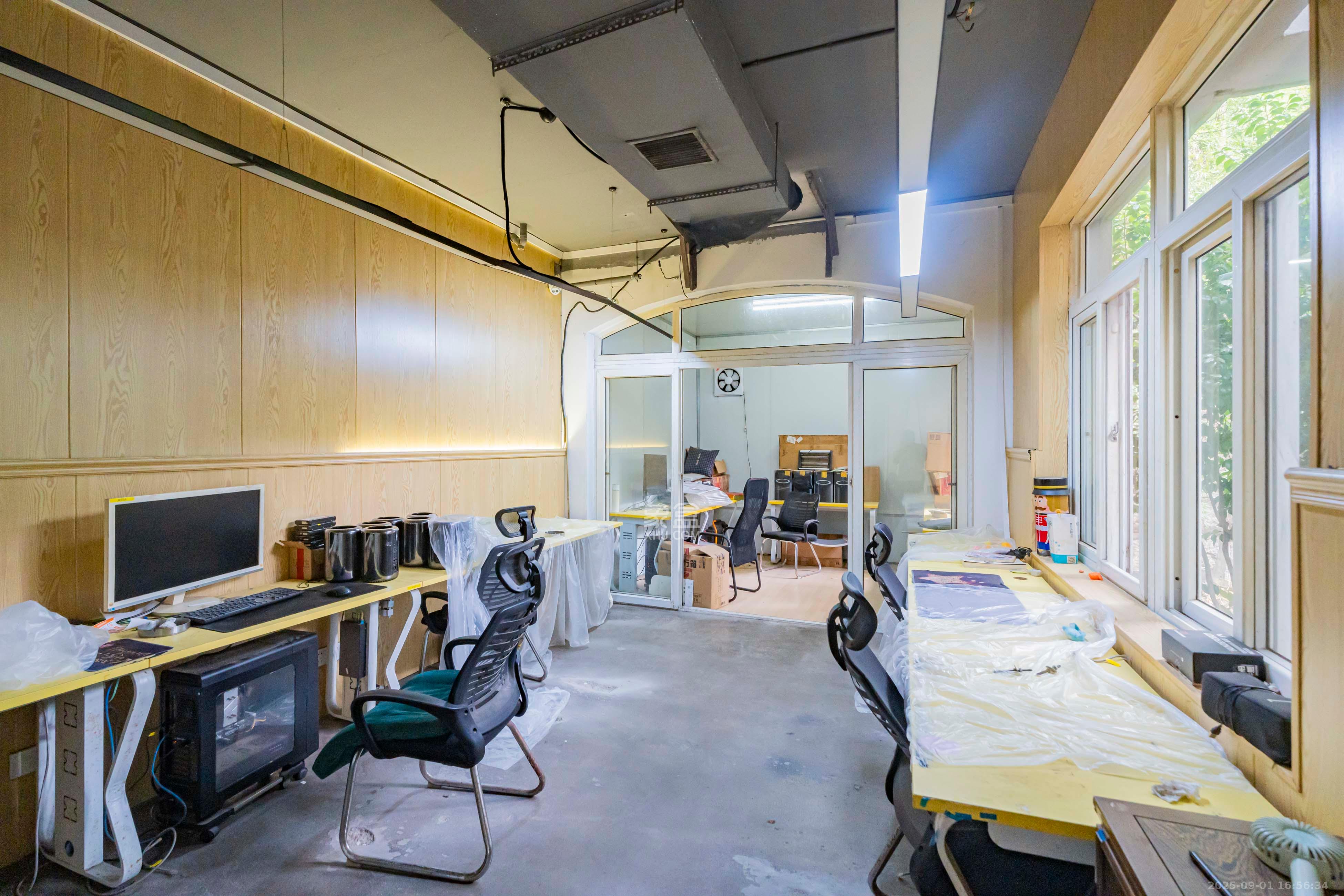 圣爵菲斯  6室3厅1卫    940.0万 圣爵菲斯  6室3厅1卫    940.0万卧室