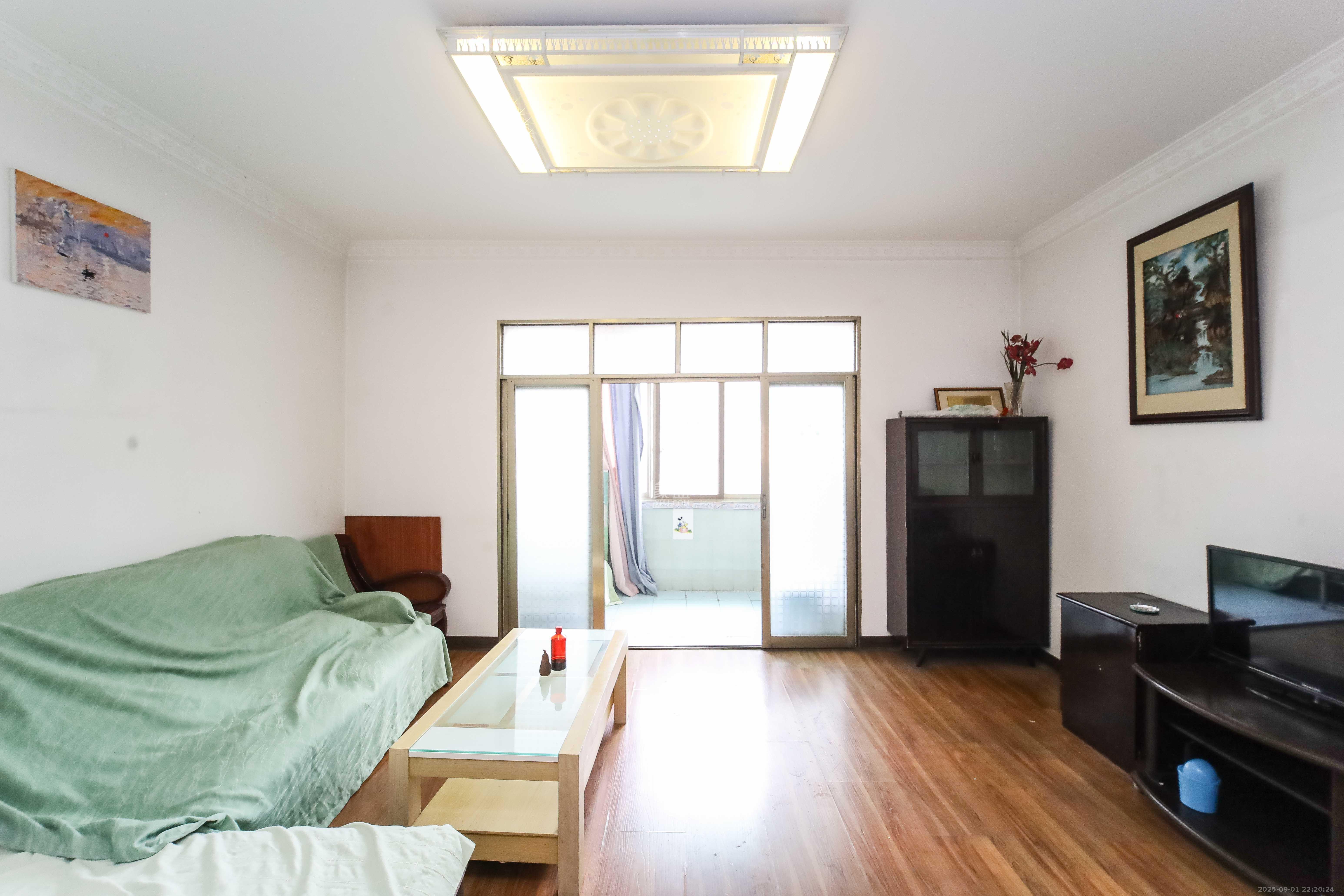 芙蓉区教育局学生校服服务部宿舍  2室2厅1卫    48.0万 芙蓉区教育局学生校服服务部宿舍  2室2厅1卫    48.0万客厅