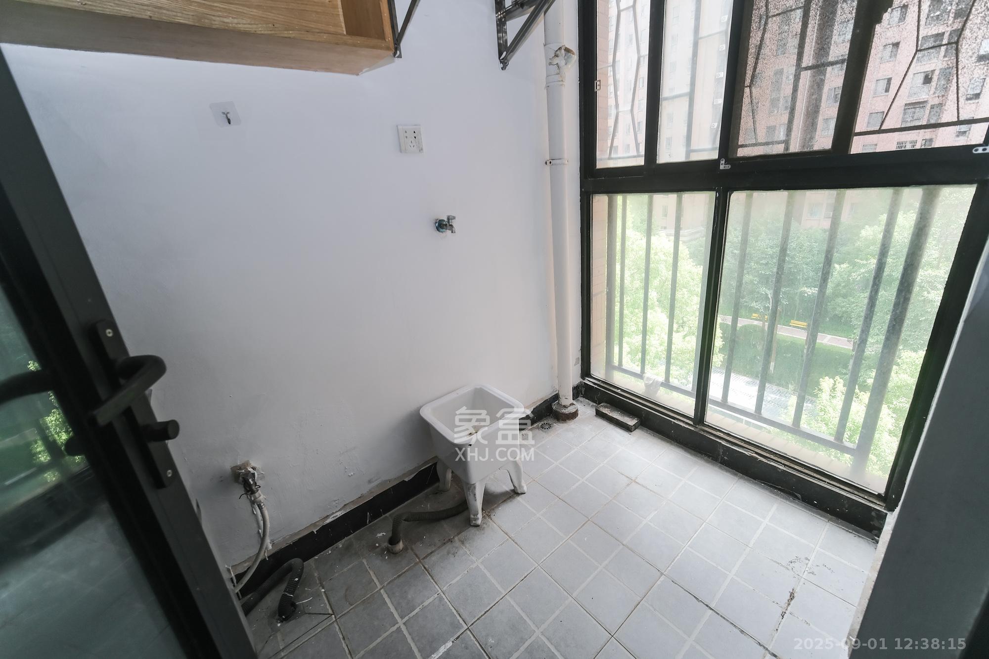 三一街区  3室2厅1卫   49.00万阳台