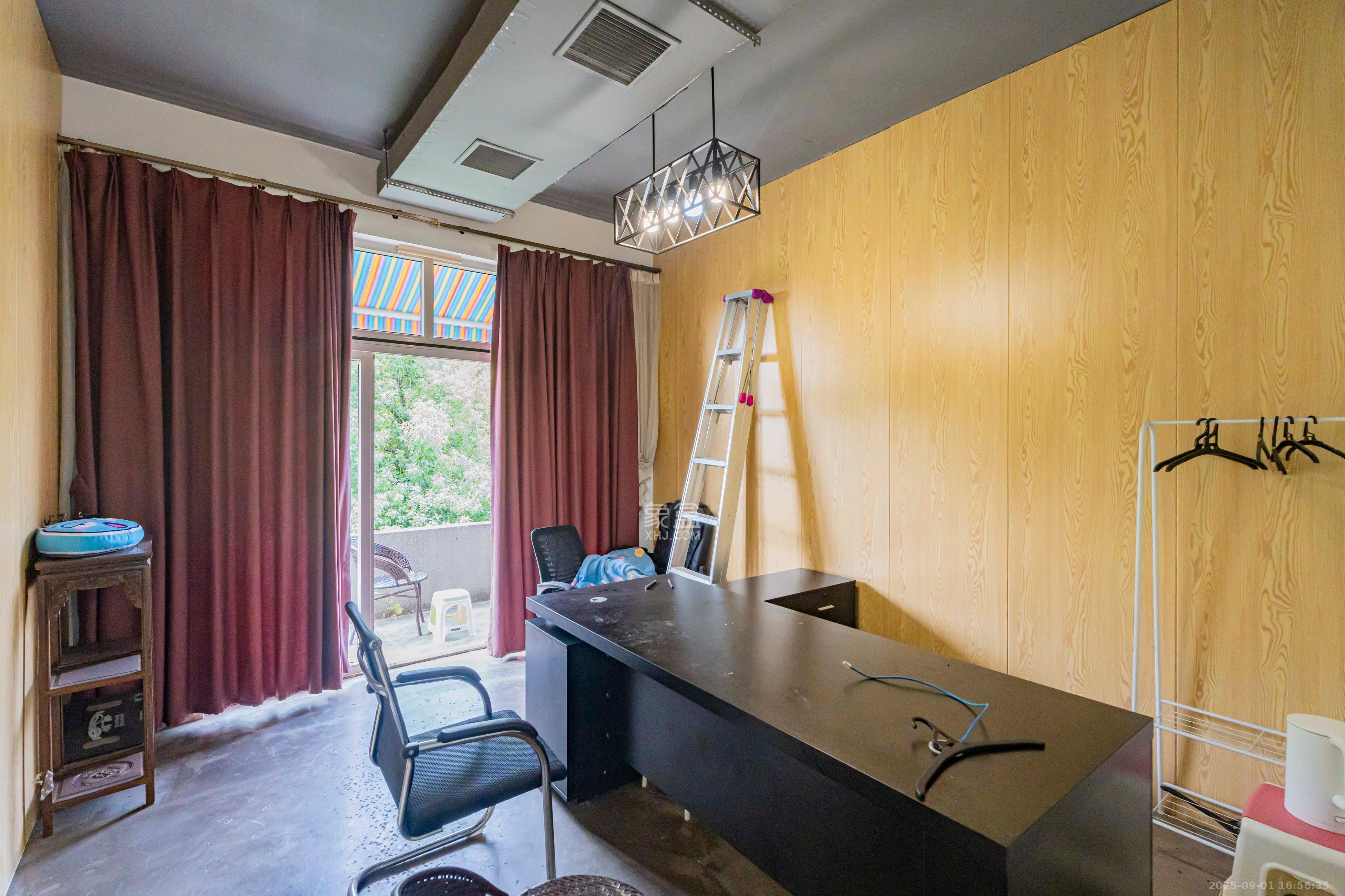 圣爵菲斯  6室3厅1卫    940.0万 圣爵菲斯  6室3厅1卫    940.0万卧室