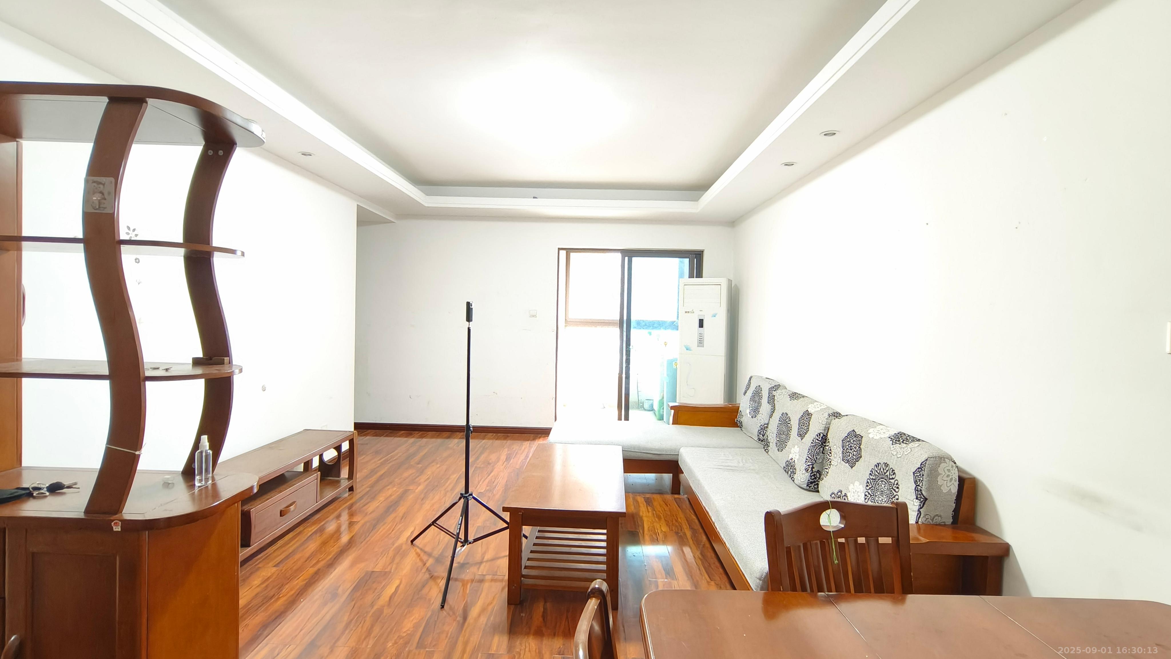 绿地中央广场  3室2厅1卫    2500.0元/月室内图