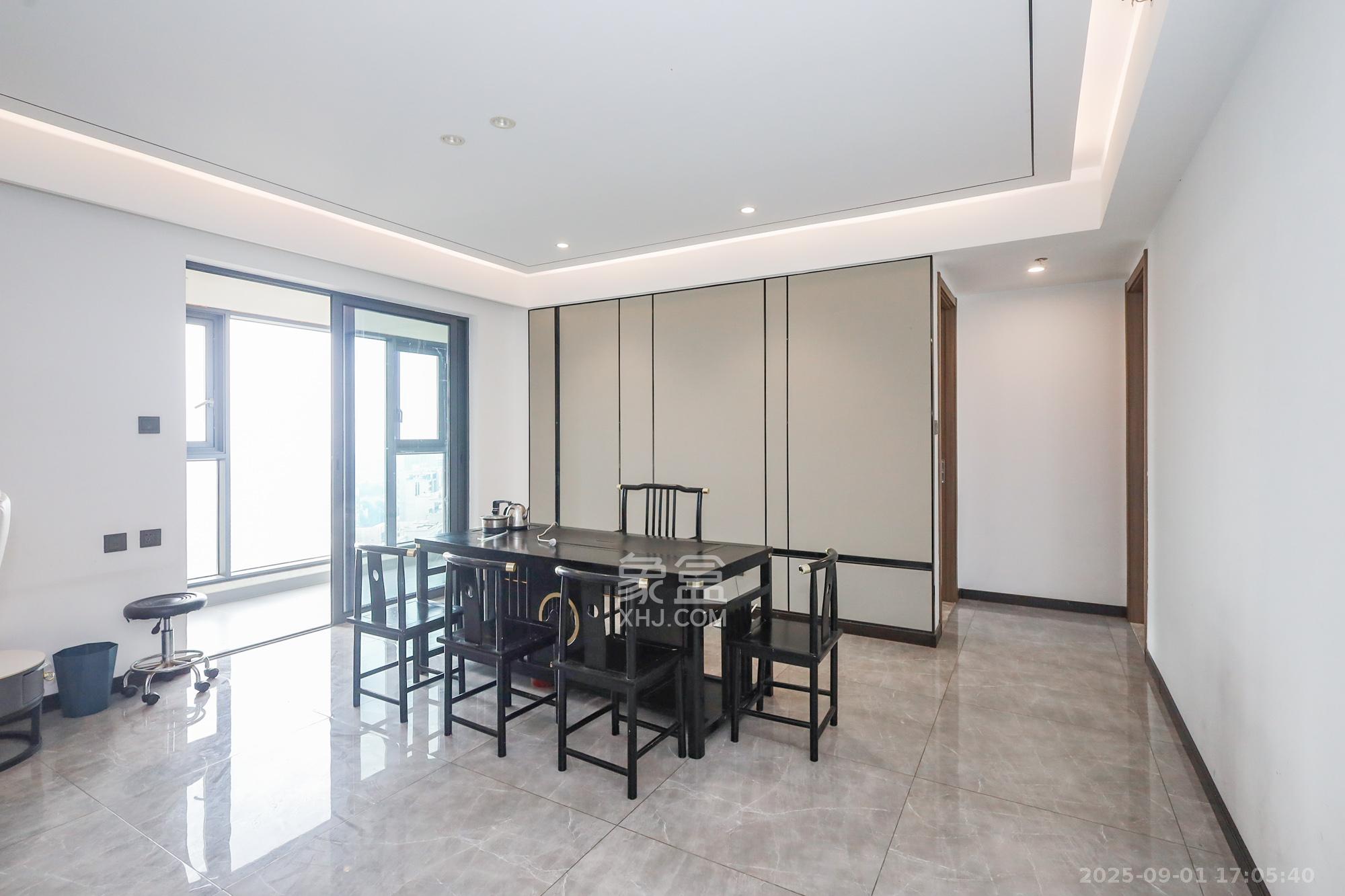 卓越中寰 4室2厅2卫 225.0万 卓越中寰 4室2厅2卫 225.0万客厅