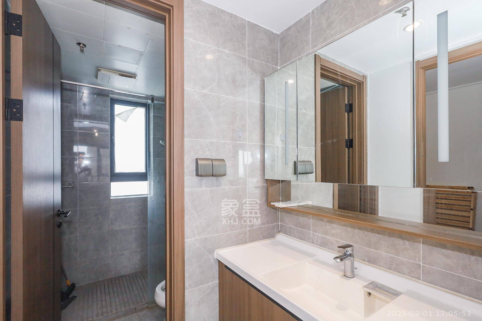 卓越中寰 4室2厅2卫 225.0万 卓越中寰 4室2厅2卫 225.0万卫生间