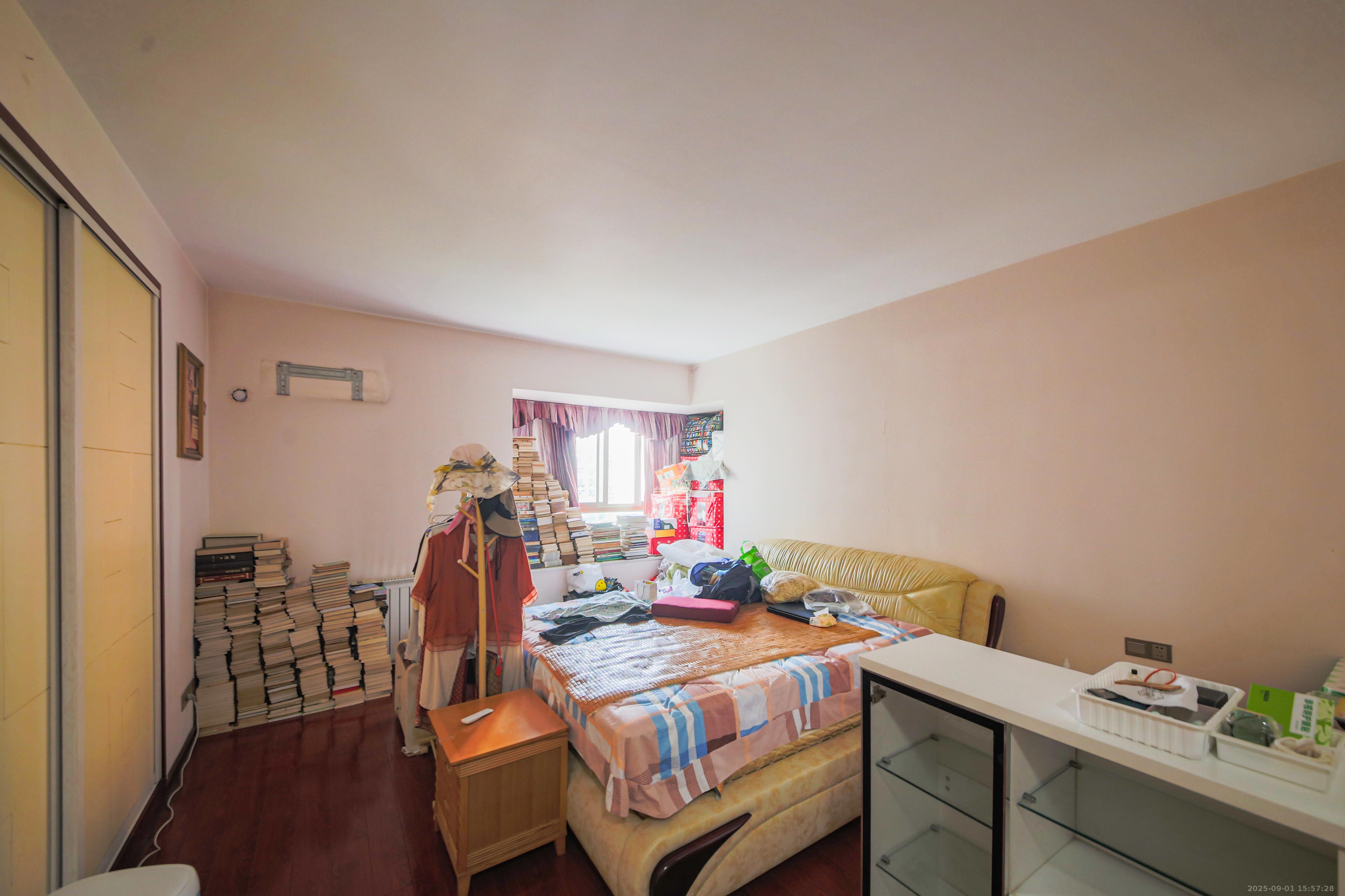 银杏嘉园  5室2厅2卫    233.8万卧室