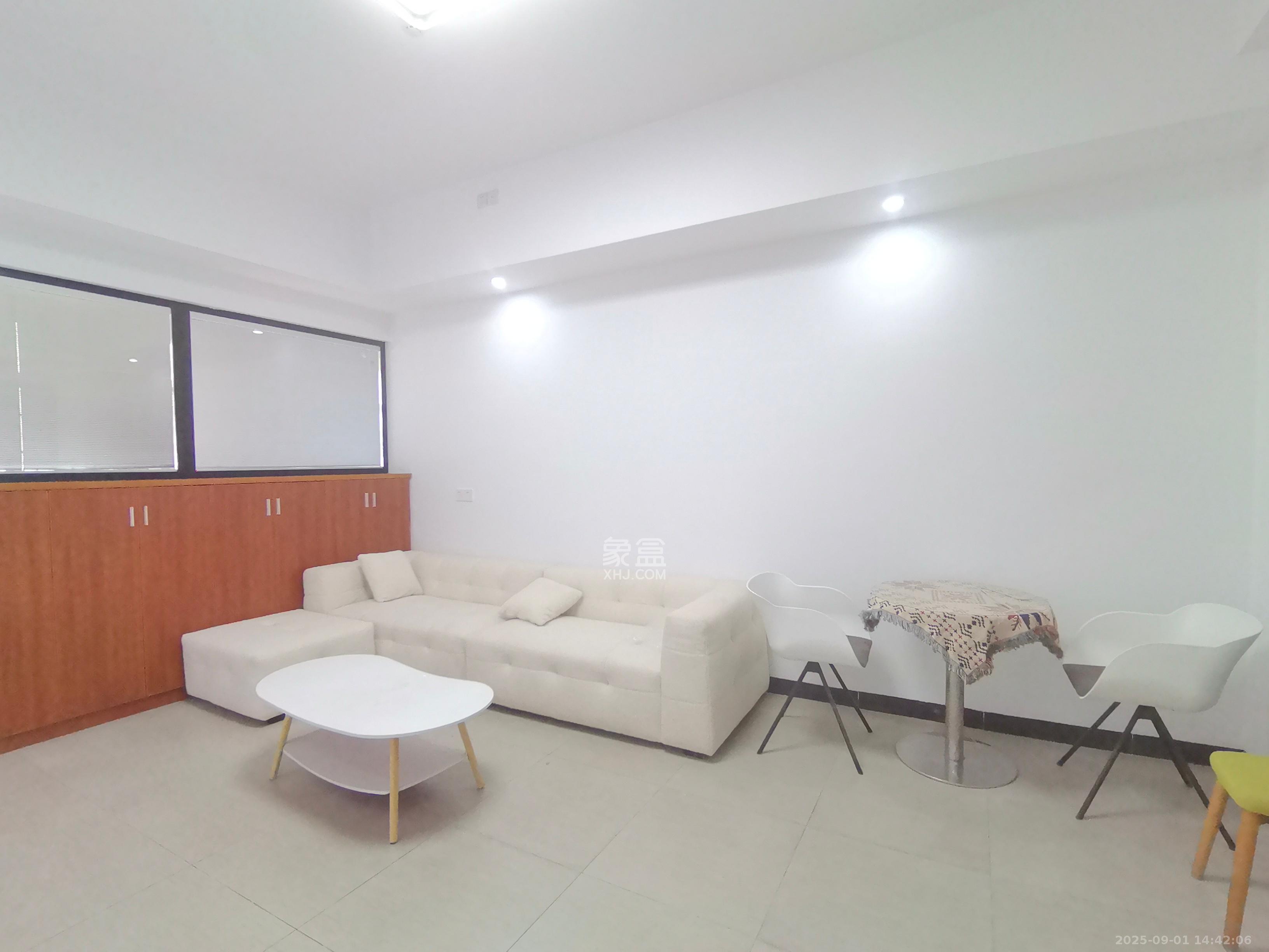 同丰中央广场  1室1厅1卫    1000.0元/月 同丰中央广场  1室1厅1卫    1000.0元/月室内图