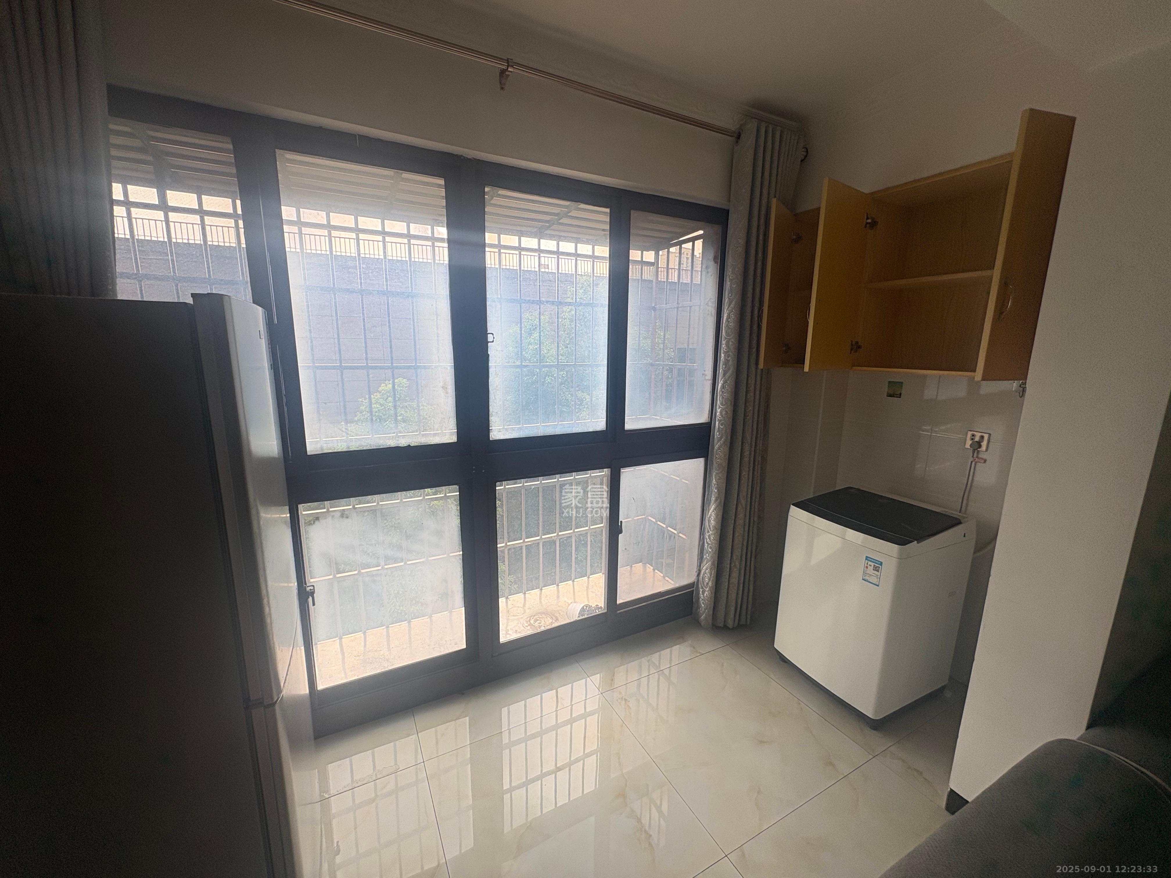 盛地春天里 3室2厅1卫 1400.0元/月 盛地春天里 3室2厅1卫 1400.0元/月室内图