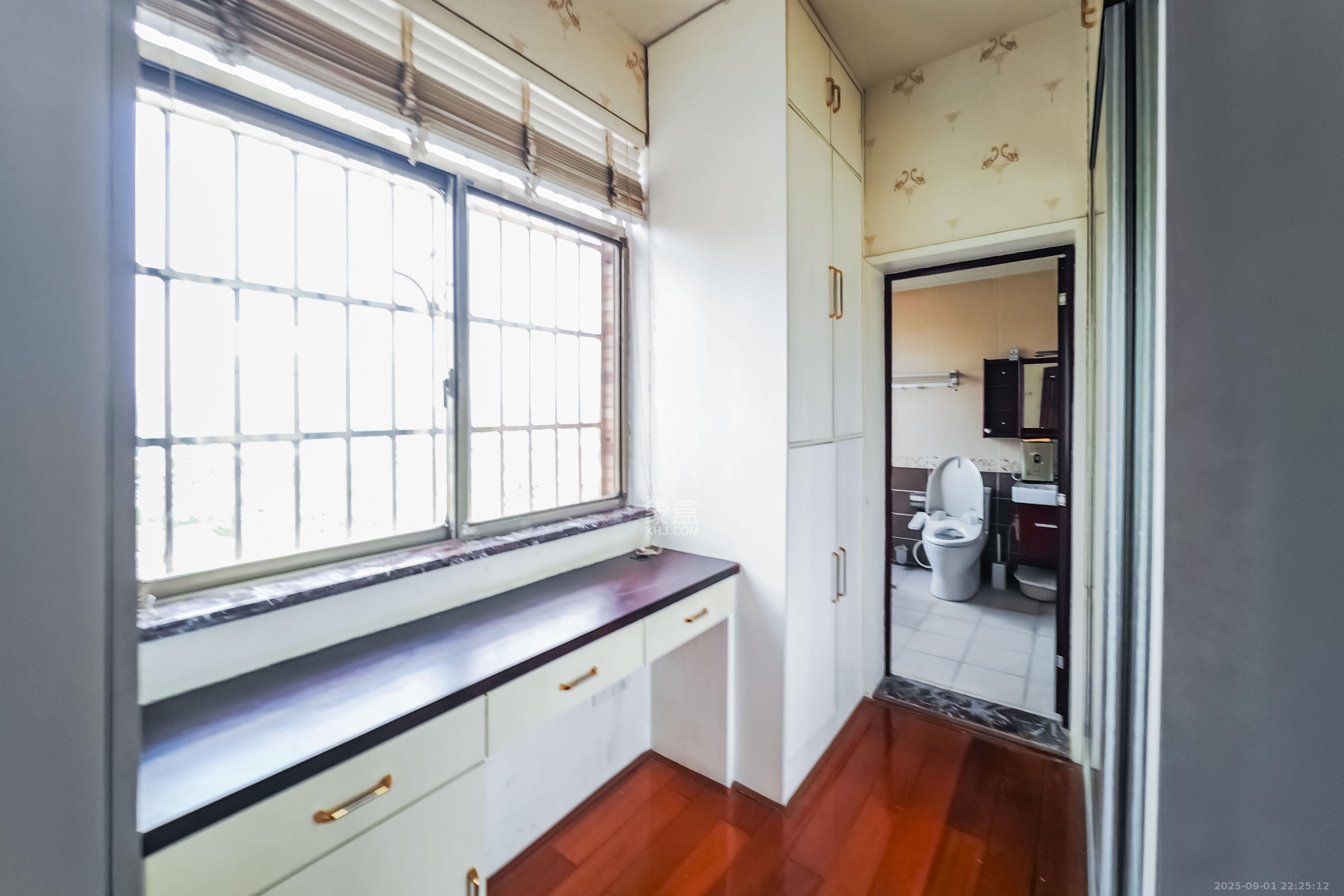新星小区  5室2厅2卫   266.00万其他