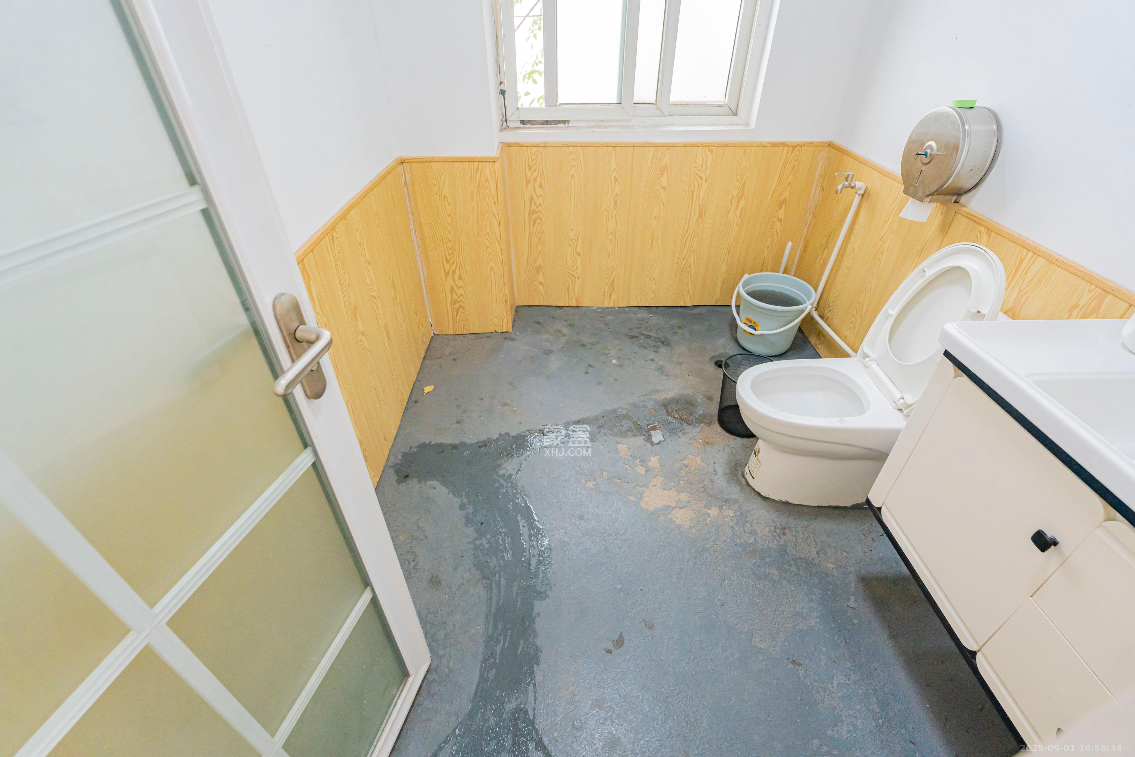 圣爵菲斯  6室3厅1卫    940.0万 圣爵菲斯  6室3厅1卫    940.0万卫生间