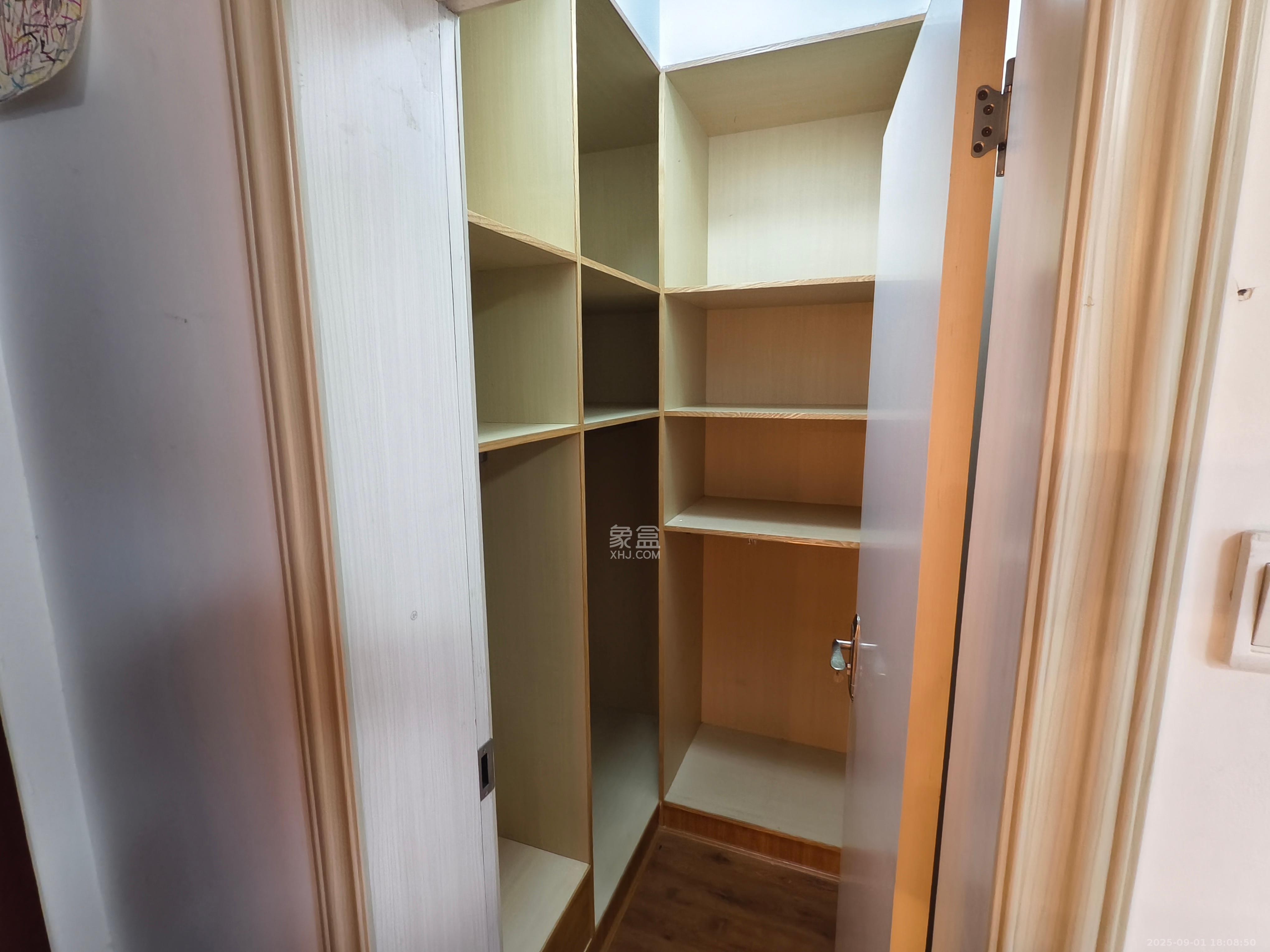 第六都（陆都小区）  4室2厅2卫   4500.00元/月室内图