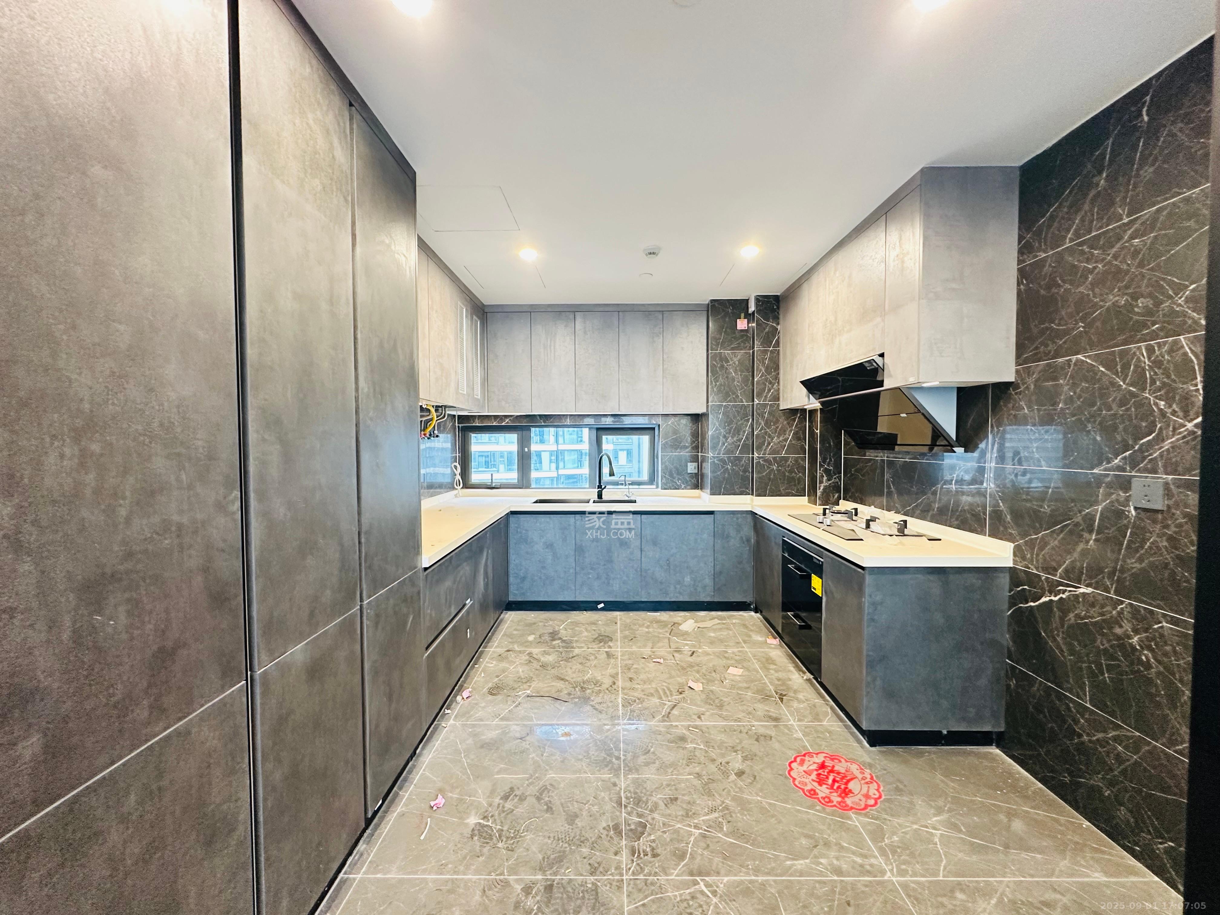 绿地麓云国际一期 6室2厅3卫 7500.0元/月 绿地麓云国际一期 6室2厅3卫 7500.0元/月室内图