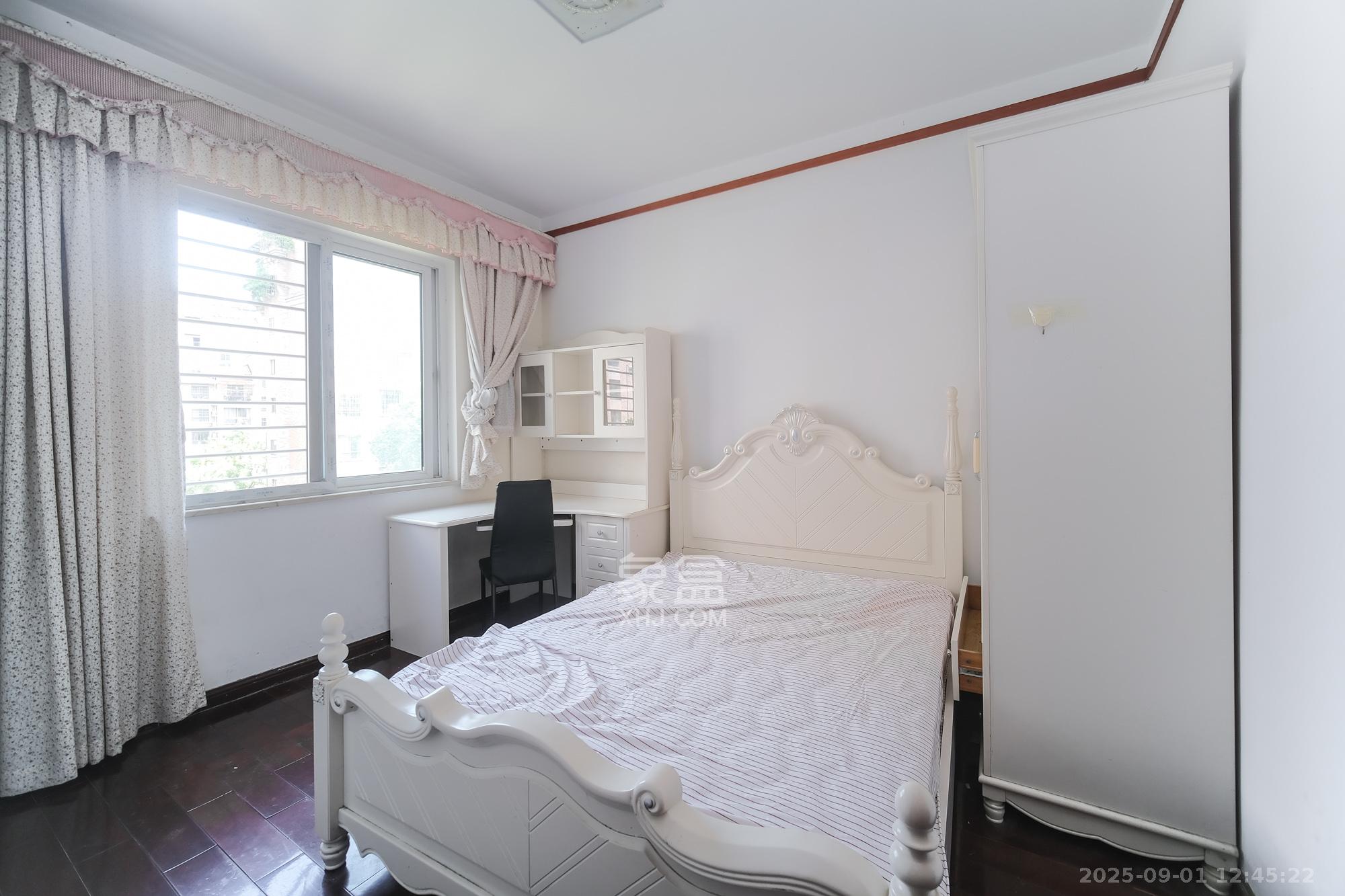 山水湾 4室2厅2卫 90.0万 山水湾 4室2厅2卫 90.0万卧室