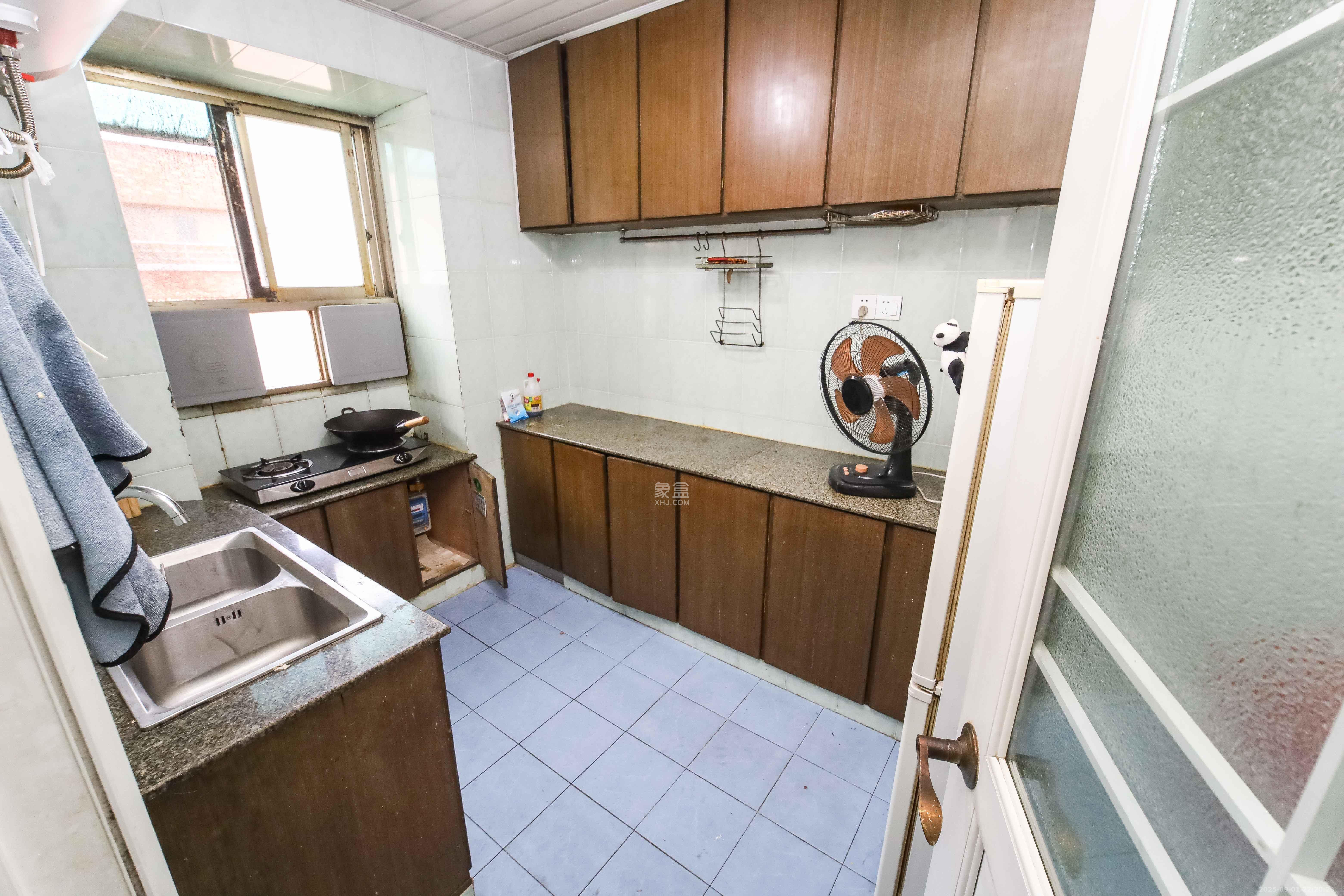 芙蓉区教育局学生校服服务部宿舍  2室2厅1卫    48.0万厨房