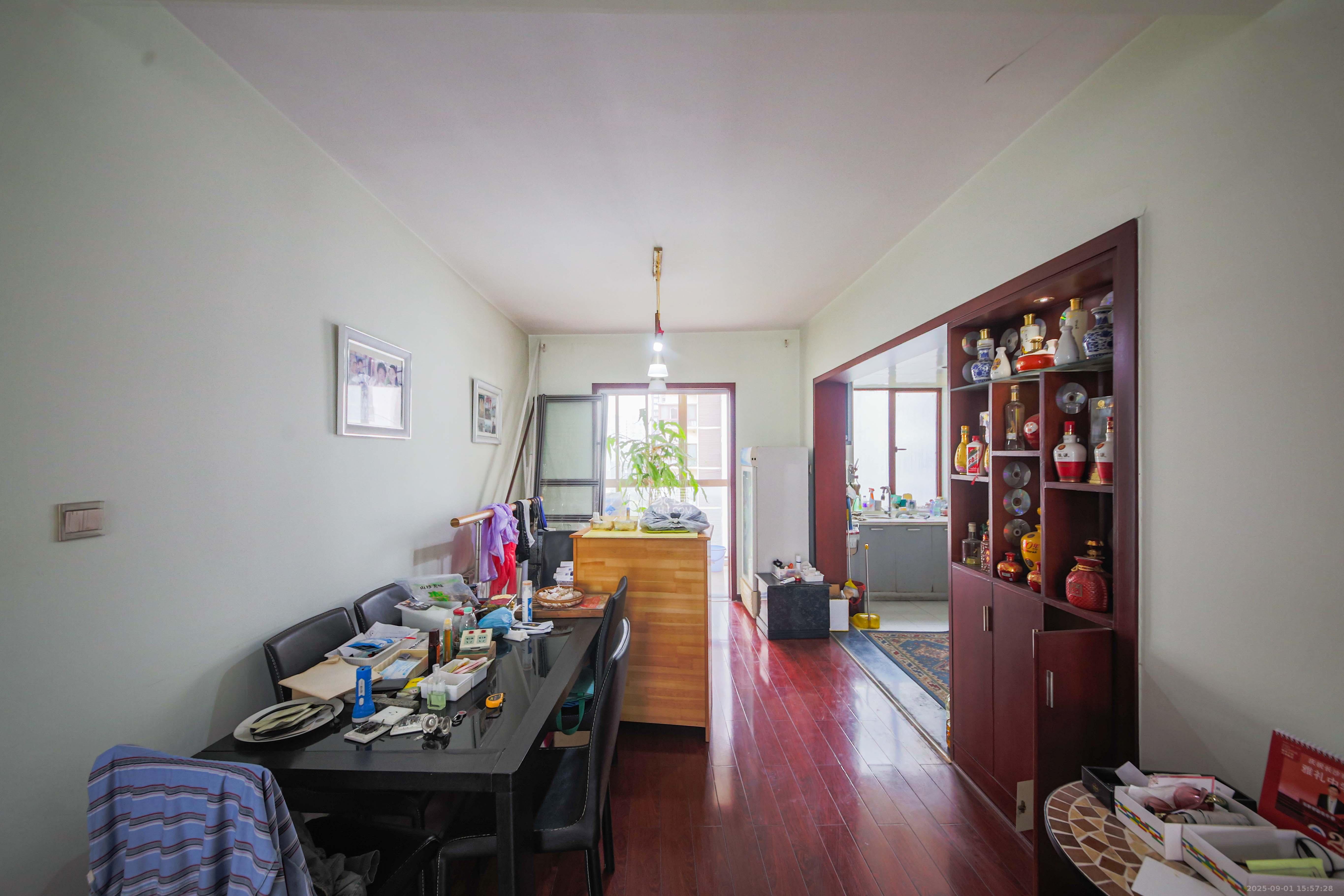 银杏嘉园 5室2厅2卫 233.8万 银杏嘉园 5室2厅2卫 233.8万客厅