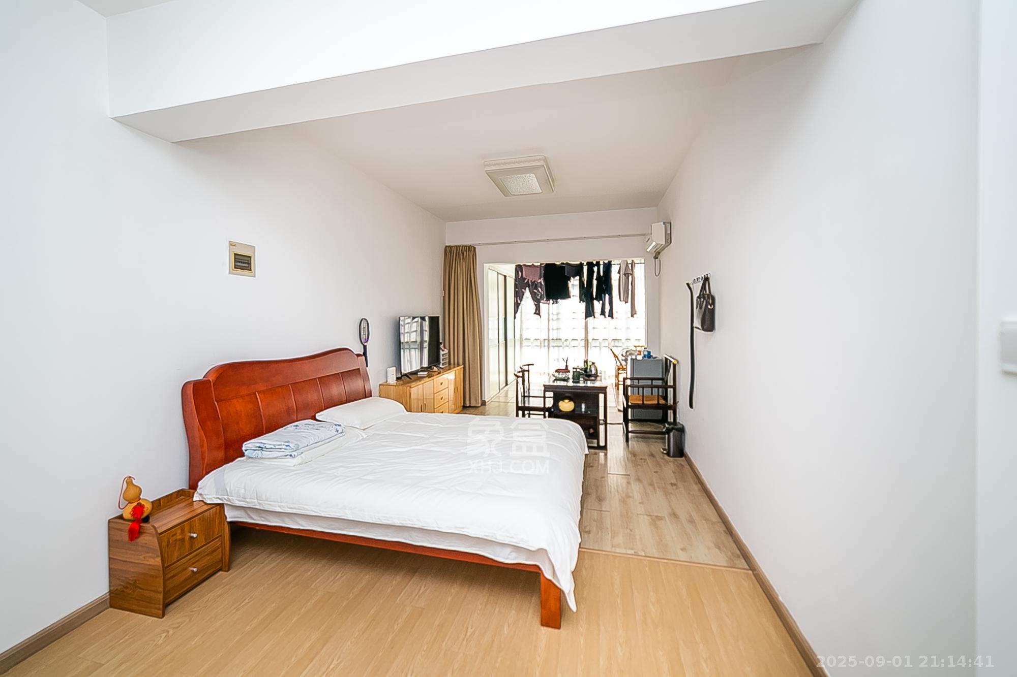 华银园  6室3厅3卫    150.0万卧室