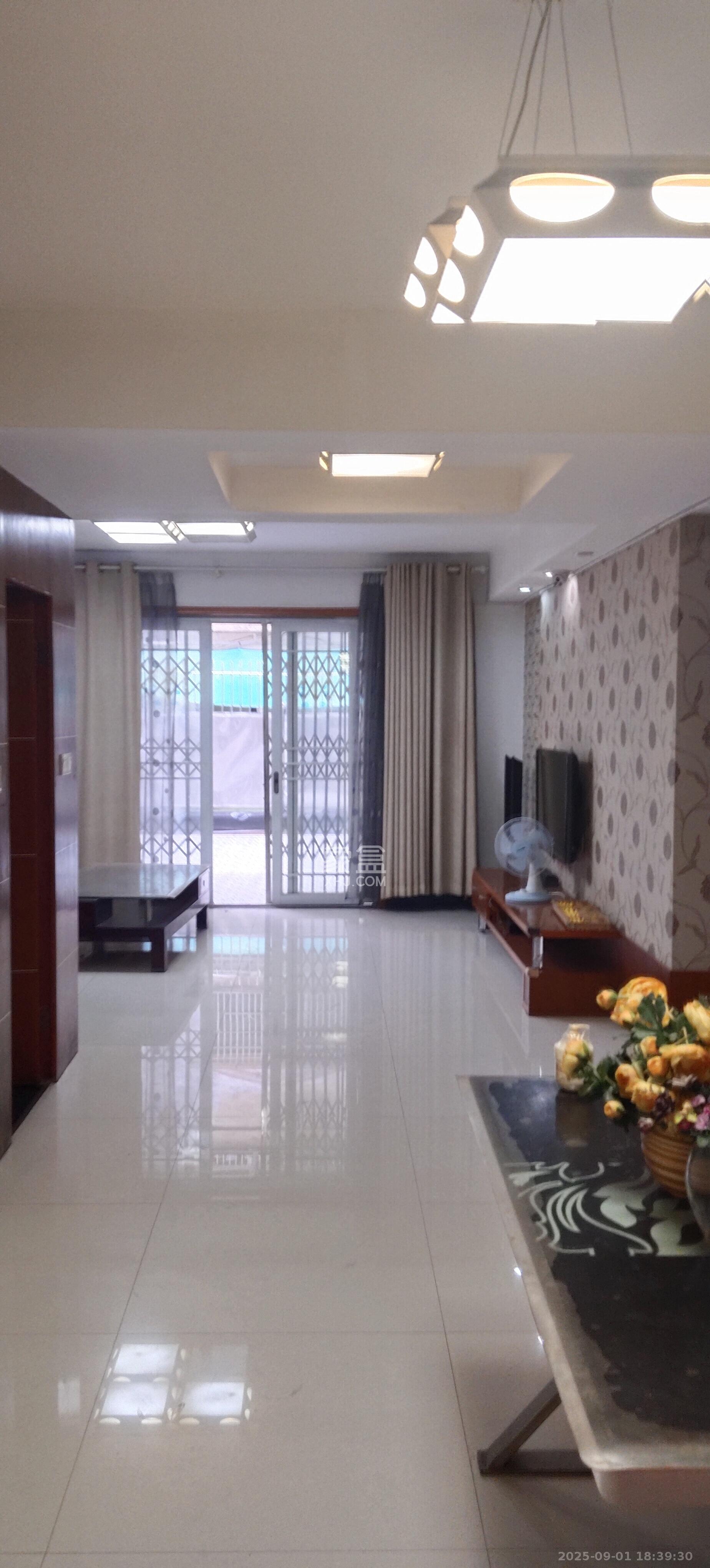 中南汽车世界  2室2厅1卫    1700.0元/月室内图