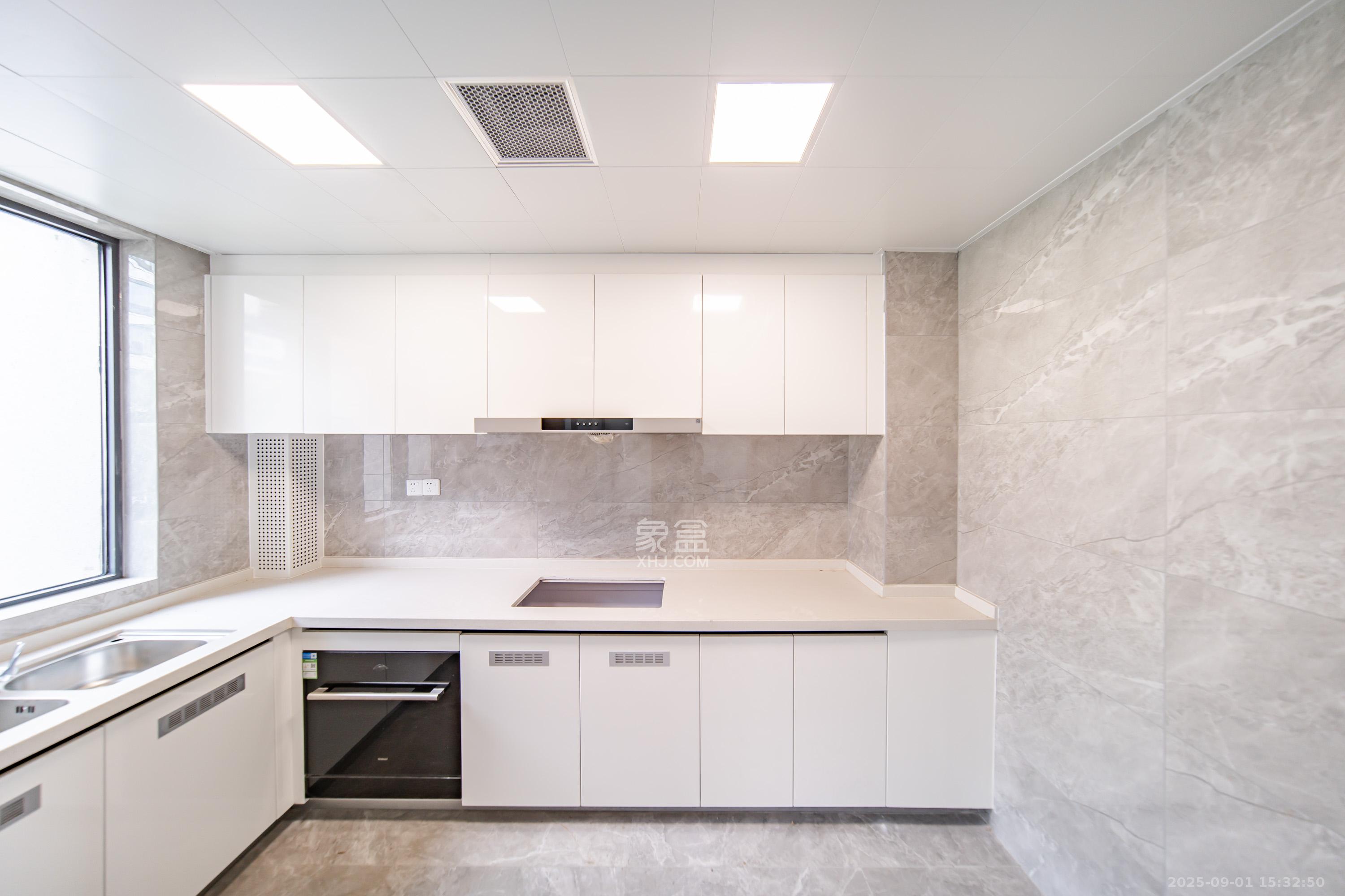 保利天汇  4室2厅2卫    285.0万厨房