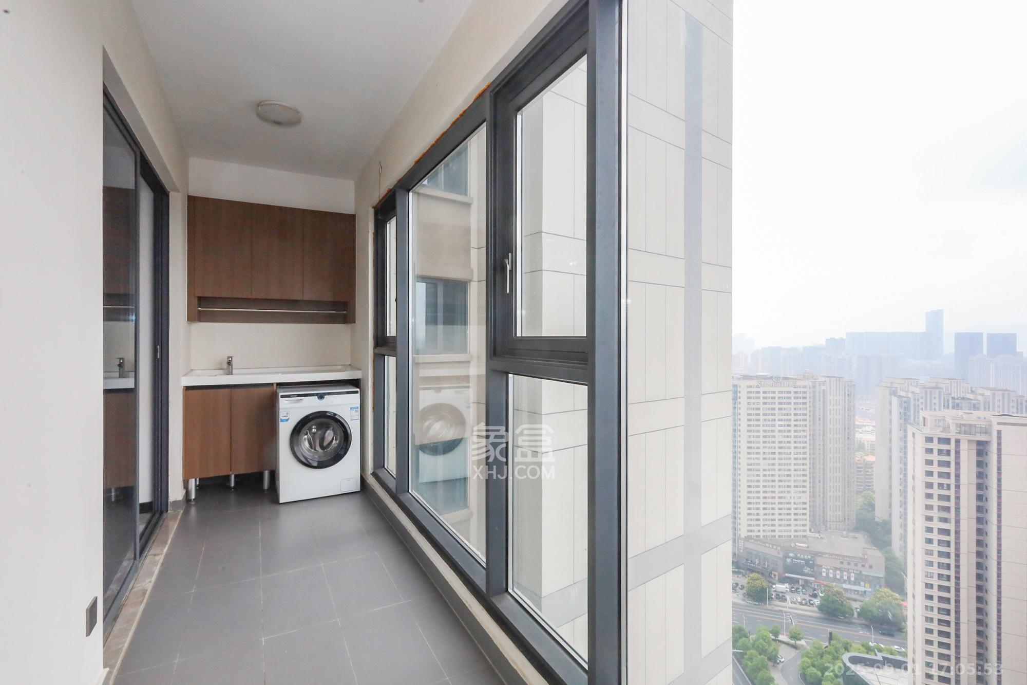 卓越中寰 4室2厅2卫 225.0万 卓越中寰 4室2厅2卫 225.0万阳台