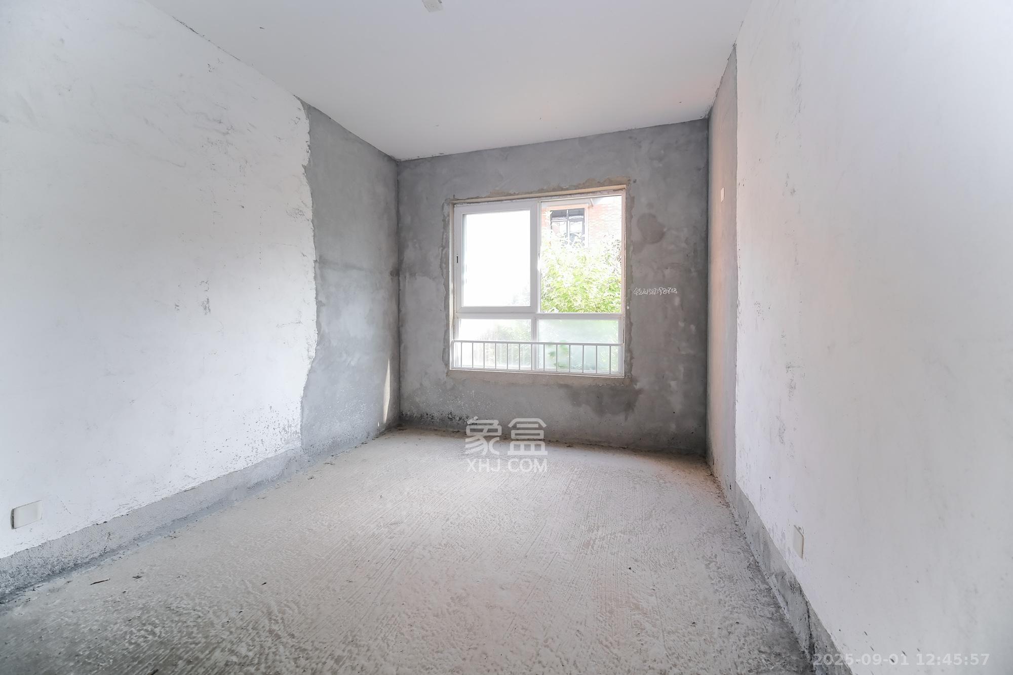 山水湾  6室3厅3卫    438.0万 山水湾  6室3厅3卫    438.0万卧室