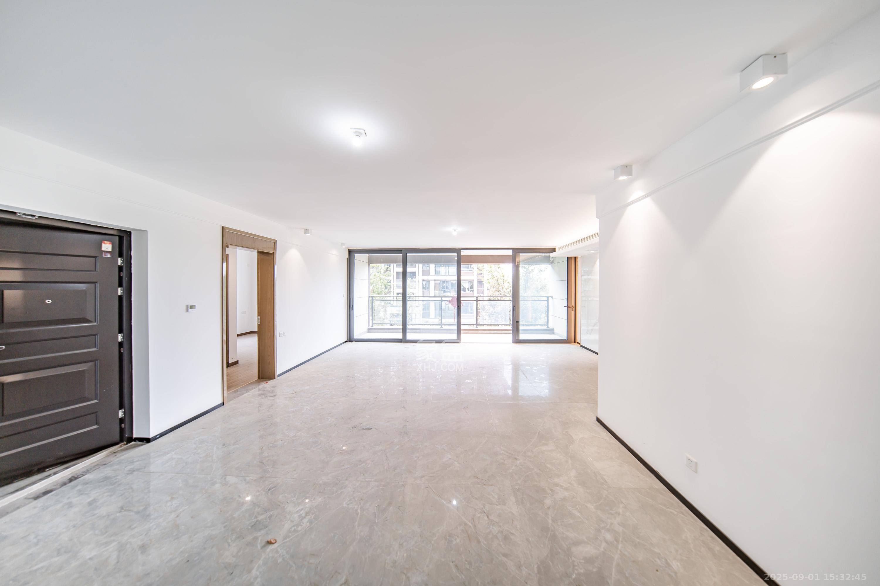 保利天汇  4室2厅2卫    285.0万 保利天汇  4室2厅2卫    285.0万客厅