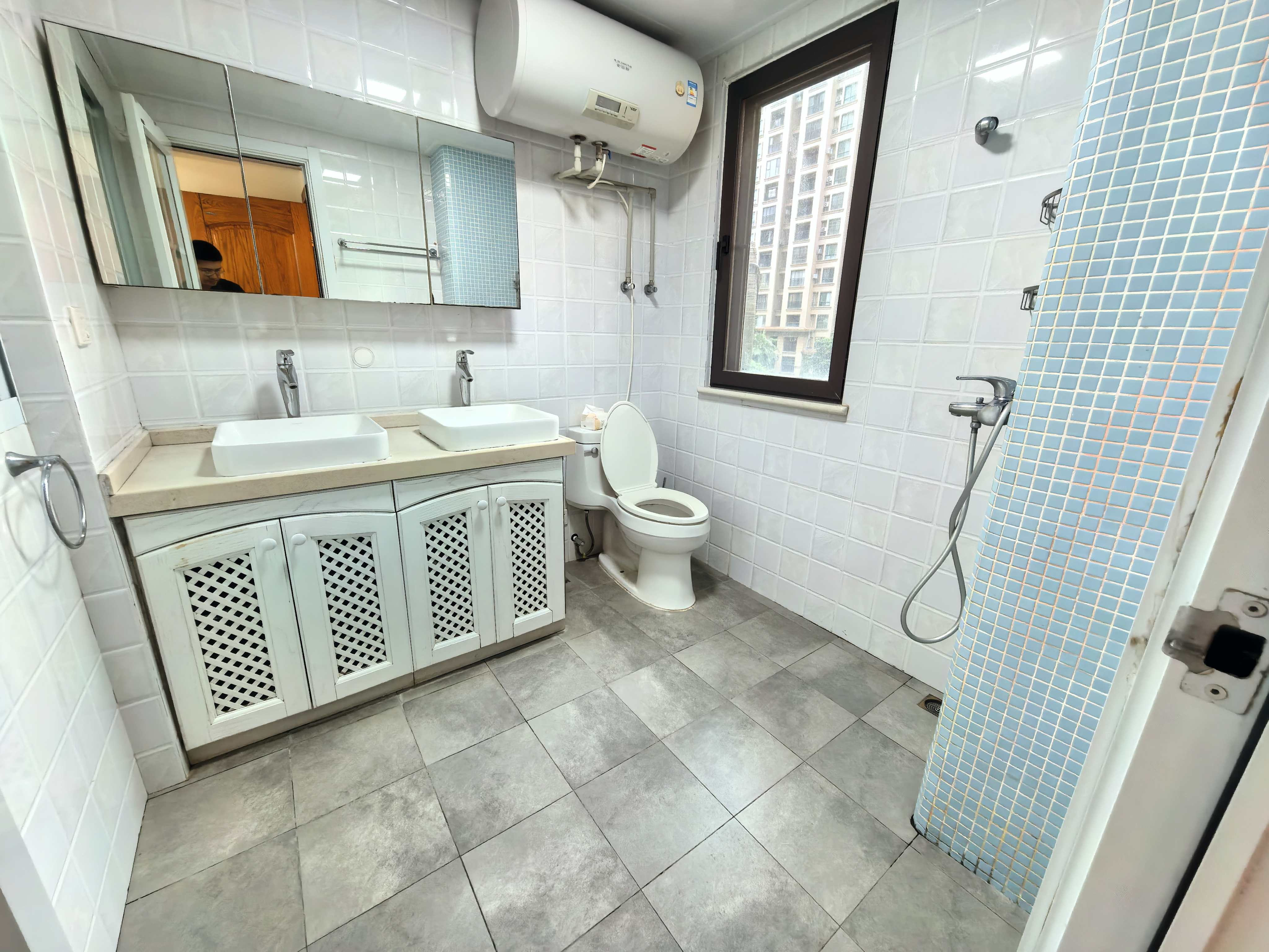 江畔人家 3室2厅2卫 3200.0元/月 江畔人家 3室2厅2卫 3200.0元/月室内图